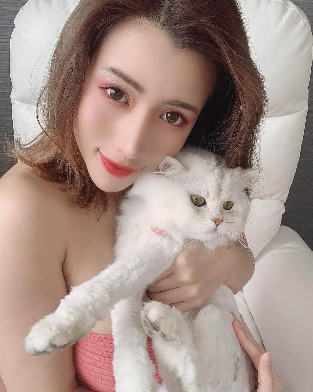 永井マリアさんのインスタグラム写真 - (永井マリアInstagram)「🐱🐱🐱🐱 ・ ・ ・ ・ 猫と戯れるインスタ映えなショットを 狙いたかったのに、現実は、難しい🤣笑 ・ ・ My cat💗💗 ・ #猫 #猫のいる暮らし #猫好きさんと繋がりたい #にゃんこ #癒し #癒し猫 #ootd #me #japanesegirl #asiangirls #asianbeauty #asianmakeup #cute #sexy #筋トレ #筋トレ女子 #大人女子 #自撮り女子」6月22日 14時07分 - nagaimariaa