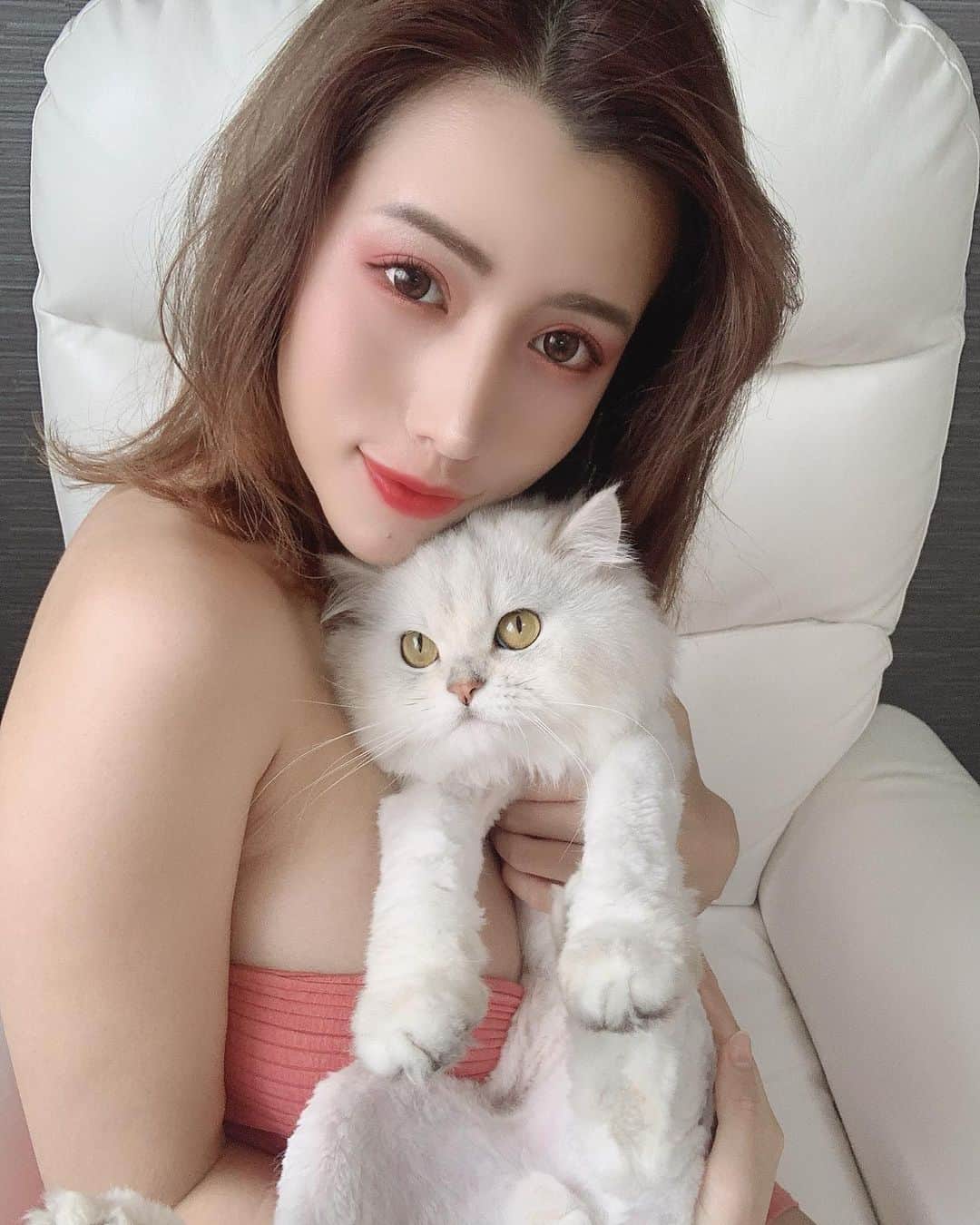 永井マリアさんのインスタグラム写真 - (永井マリアInstagram)「🐱🐱🐱🐱 ・ ・ ・ ・ 猫と戯れるインスタ映えなショットを 狙いたかったのに、現実は、難しい🤣笑 ・ ・ My cat💗💗 ・ #猫 #猫のいる暮らし #猫好きさんと繋がりたい #にゃんこ #癒し #癒し猫 #ootd #me #japanesegirl #asiangirls #asianbeauty #asianmakeup #cute #sexy #筋トレ #筋トレ女子 #大人女子 #自撮り女子」6月22日 14時07分 - nagaimariaa