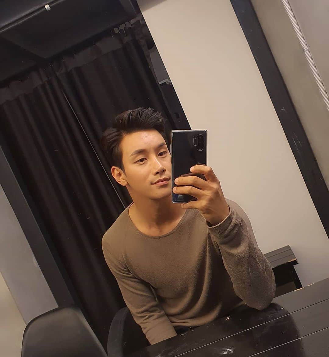 Lee Si-gangのインスタグラム：「촬영은 즐거워 ❣  행복한  한주보내세요 🌞  幸せな一週間になってくださいね🌞」