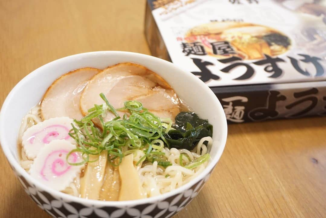 櫻本茉朋さんのインスタグラム写真 - (櫻本茉朋Instagram)「おうちラーメン🍜  頂き物のお土産ラーメン。 せっかくなので、ちゃんと具材を乗せてみました！！ 普段、めんどくさくて素ラーメンにしがちだけど…  ちゃんと綺麗に具材を乗せるだけで、なんだかいつもより贅沢な気分になりました*\(^o^)/* あっさりなのにコク深いスープと、もっちりとコシが強い麺の相乗効果で、絶品(((o(*ﾟ▽ﾟ*)o))) 美味しかった…！ ご馳走様でした♡  #麺屋ようすけ #佐野ラーメン #久しぶりにカメラを出した #そろそろ色々写真を撮りに行きたい #はしあげ」6月22日 14時05分 - mahou_sakuramoto