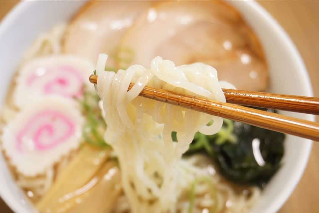 櫻本茉朋さんのインスタグラム写真 - (櫻本茉朋Instagram)「おうちラーメン🍜  頂き物のお土産ラーメン。 せっかくなので、ちゃんと具材を乗せてみました！！ 普段、めんどくさくて素ラーメンにしがちだけど…  ちゃんと綺麗に具材を乗せるだけで、なんだかいつもより贅沢な気分になりました*\(^o^)/* あっさりなのにコク深いスープと、もっちりとコシが強い麺の相乗効果で、絶品(((o(*ﾟ▽ﾟ*)o))) 美味しかった…！ ご馳走様でした♡  #麺屋ようすけ #佐野ラーメン #久しぶりにカメラを出した #そろそろ色々写真を撮りに行きたい #はしあげ」6月22日 14時05分 - mahou_sakuramoto