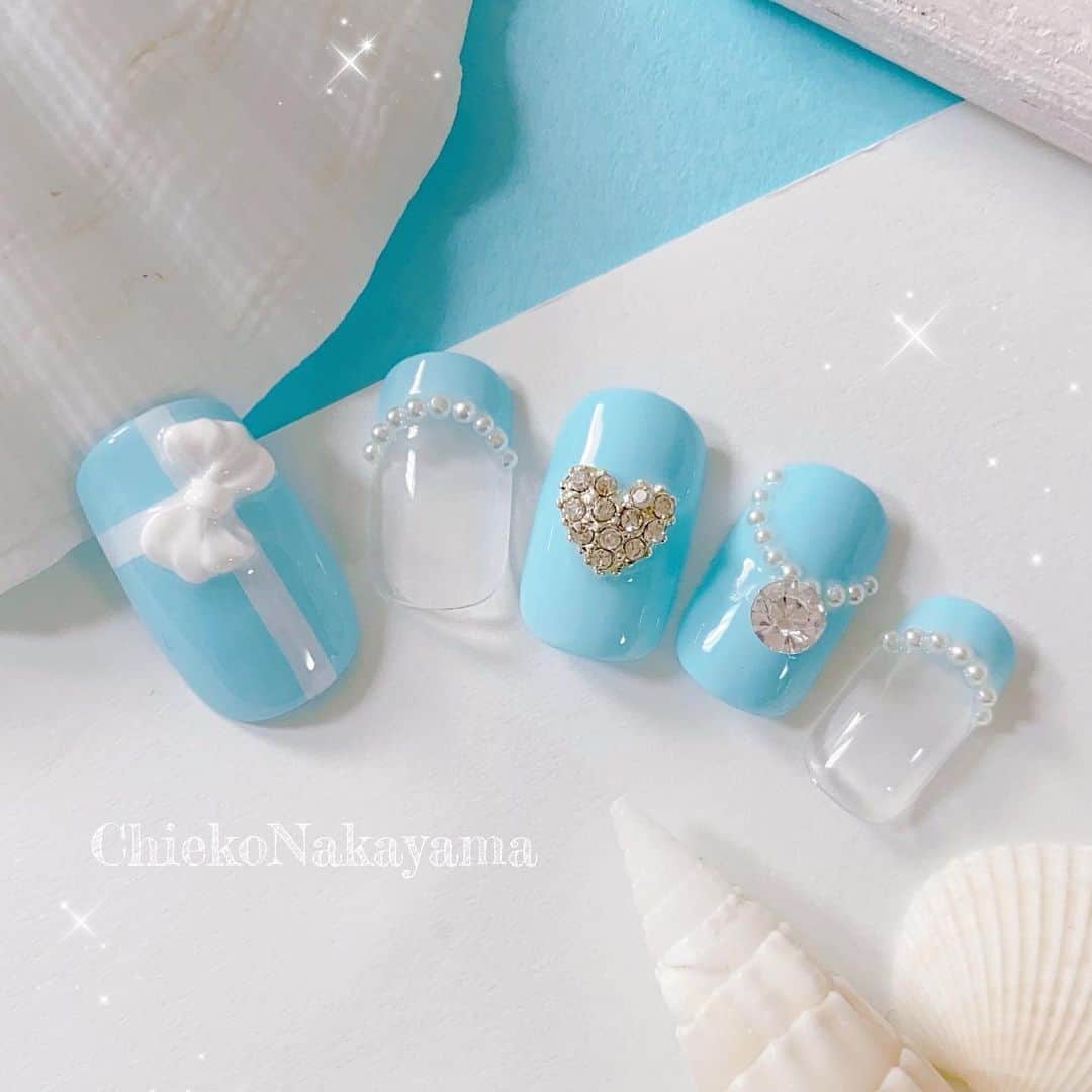 なかやまちえこのインスタグラム：「PREGEL exのミントパフューム（833）がティファニー ブルーみたいでとっても可愛い季節ですね☺️✨✨⠀ @pregelofficial #nail #nails #nailart #ネイル #美甲 #ネイルアート  #japanesenailart #manucure #japanesenails #manicurist #gelnails #أظافر #네일아트 #미용 #vẽmóng #ngườiđẹp  #เพ้นท์เล็บ #искусствоногтя #artedeuñas #เพ้นท์เล็บเจล #ジェルネイルデザイン #ネイルデザイン #senikuku #nagelkunst #ティファニーネイル #ティファニー #tiffany #ティファニーブルー #tiffanynails」