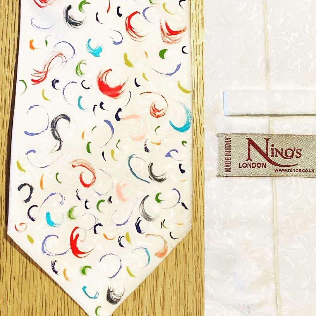 スティーヴン・フライのインスタグラム：「The days are getting shorter and the lockdown looser now and so I am bidding farewell to #fryties with this last display of 3 from my favourite tie-makers. They are each small, independent, imaginative and talented. We start with Nino’s, of Soho’s Brewer Street. The son of a well-known London tailor, Franco Santoro, Nino has been making bespoke shirts and suits since 1993. This gorgeous tie is hand painted. I have a black and white version too.  Pic 2 (swipe left) is from Penrose, who’ve been specialising in designing and making ties for years. This beauty reminds me of something sumptuously medieval – perhaps filtered through the mind of a Victorian like William Morris or Augustus Pugin.  Pic 3 is the work of Magties, who made ties for me in the latter series of QI. Alan Brooker started the company in Brick Lane and says in his little biog on the Etsy page where he still sells his remarkable creations: “I built a client range including Sir Paul McCartney, Stephen Fry, Dr Who and James Bond to mention a few.” Only ties could place me in such company.  It has been an unreserved delight to share neckties and cravats with you all. Your enthusiastic responses, witty participation and informed commentaries have lightened my days throughout this bizarre and unforgettable lockdown experience. We will none of us forget the months of seclusion, fear and uncertainty, but I hope most of us will have found plenty to enjoy too. A new kind of closeness with the natural world and with that mysterious entity Time; with friends, food, family, pets too and – yes – even something as silly as ties. Frivolous, facetious, facile and superficial as they may appear, ties can serve as windows into our mythologies; into the stories of our cultural, historical, economic, social lives, remembered and misremembered as they so often are. I hope amongst the 100+ I shared with you one or two struck some kind of chord.  Farewell then, loyal and friendly followers of #fryties. I’ll still be here on Instagram and maybe I’ll still post the odd tie as mood and occasion demand.」