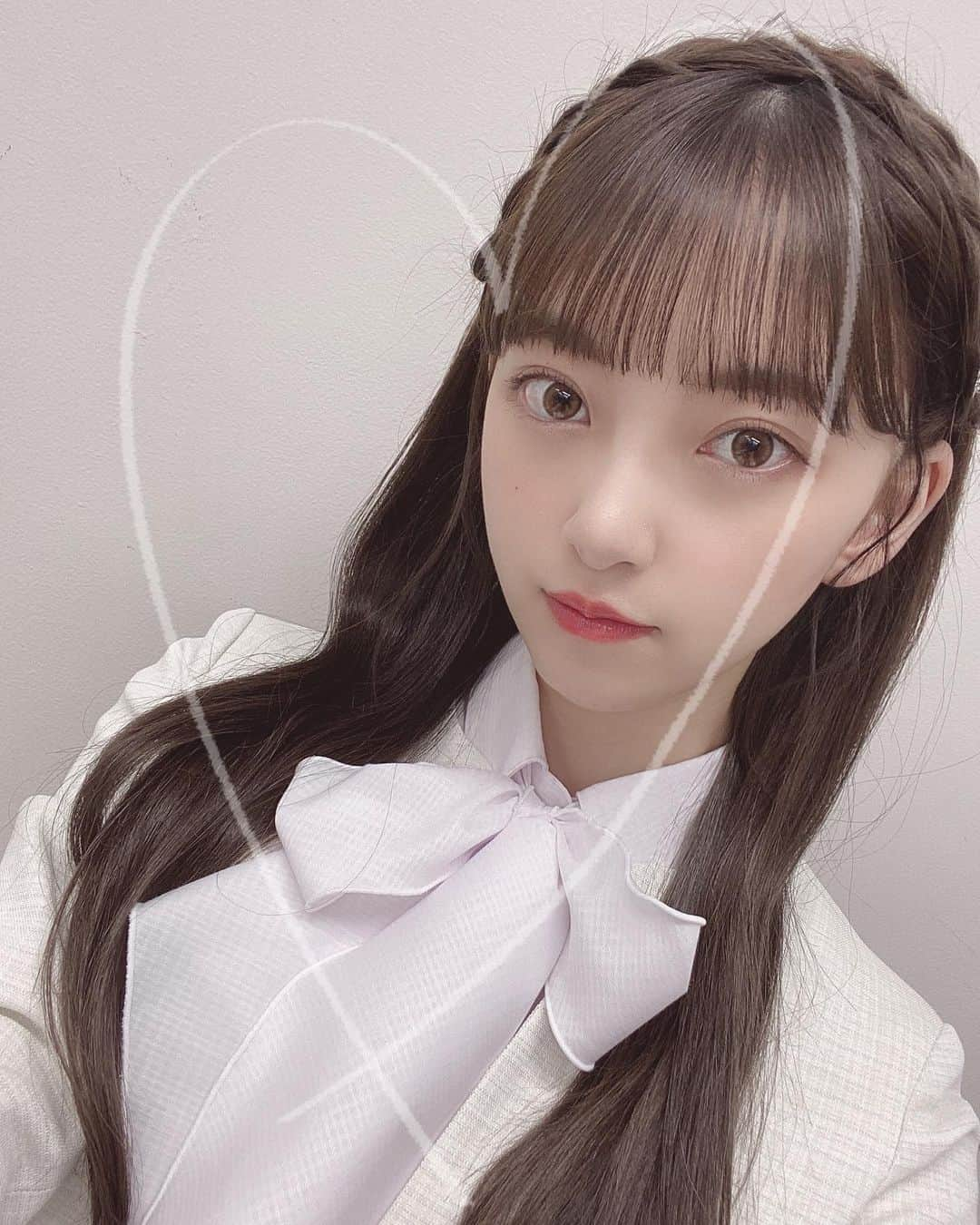 堀未央奈さんのインスタグラム写真 - (堀未央奈Instagram)「🐇 #46時間TV  無事完走いたしましたー! Abema TVで観てくださり ありがとうございました☺︎ MCでスーツを着ました☺︎ 髪型は編み込みカチューシャ🥀 お気に入りの髪型です  今回の46時間内でたくさん 髪型やメイクを変えたので また載せますね！  明日、写真集のオフショットも 載せます〜 どれにしようかなあ  #乃木坂46 #堀未央奈 #結局寝てしまいました #すみません #人は睡魔には勝てぬです #人狼未だによくわからない #堀未央奈のキャラクターズブック #ONE」6月22日 14時10分 - horimiona_official