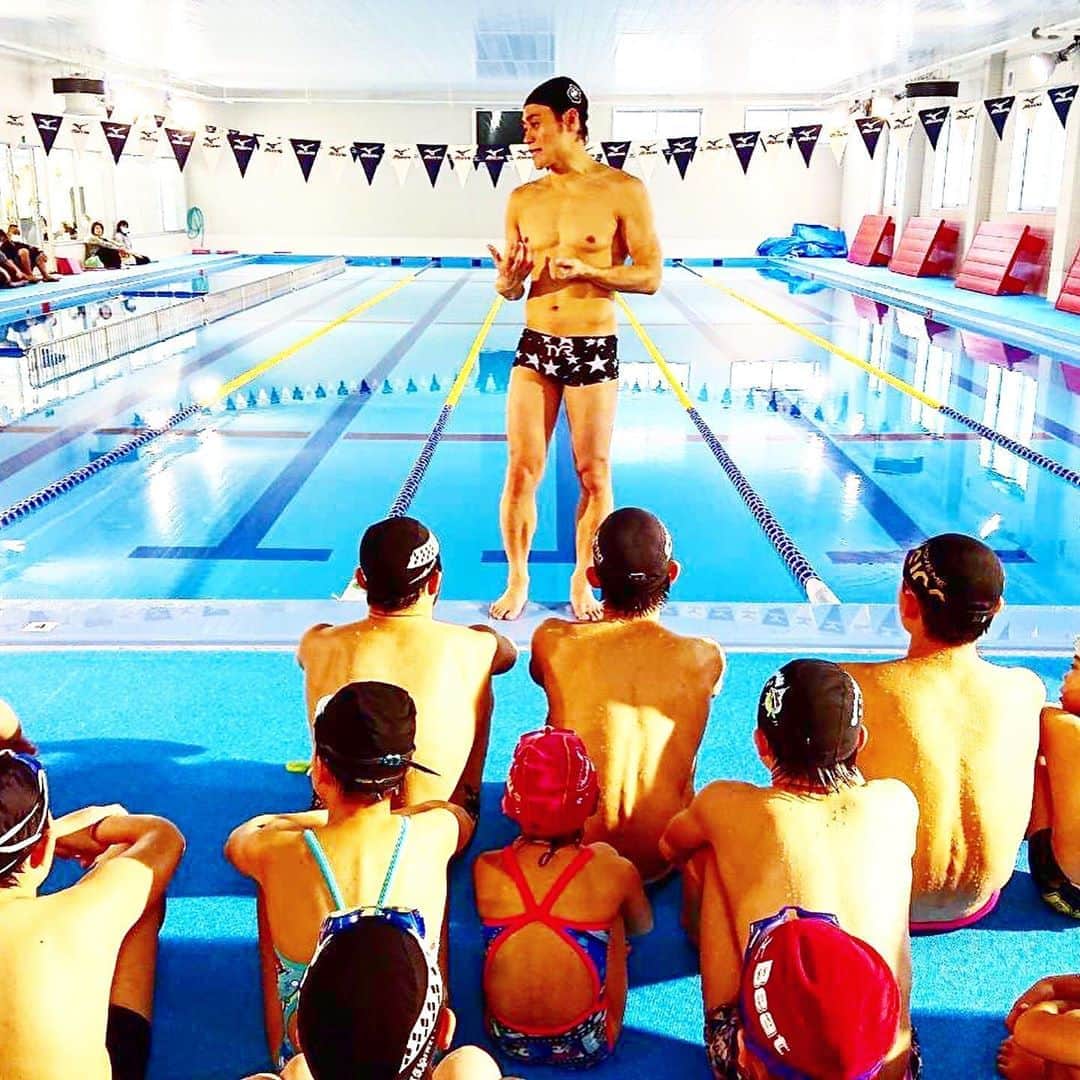 森隆弘さんのインスタグラム写真 - (森隆弘Instagram)「【少しずつレッスンを・・・🏊‍♂️】 . . プールマスクマンを付けて 少しずつスポーツクラブのレッスンも スタートしております✨ . . 僕の企画する水泳教室はまだまだですが 今後は、オンラインサロンなどでも 情報を配信していこうと思ってますよ📝 . . 沢山の方に水泳を 教えられるように頭の中をフル回転して 考えていきますね💪 . . ----------------------------------------- 🔍:#takahiroswimschool 🏊‍♂️:#水泳  #プールマスクマン ------------------------------------------ . . #スイミングクラブ #オンラインサロン開設 #youtuber好きな人と繋がりたい #水泳 #トライアスロンスイム #スポーツクラブ #トライアスリート #スポーツメーカー #铁人三项 #游泳教練 #速く泳ぐ #水泳初心者 #シンガポール駐在 #シンガポール #マレーシア駐在 #パーソナルトレーニング #オリンピック選手 #個人メドレー #水泳ダイエット #水泳大会 #プールデビュー #投資家  @tyr_japan」6月22日 14時13分 - mori._.takahiro