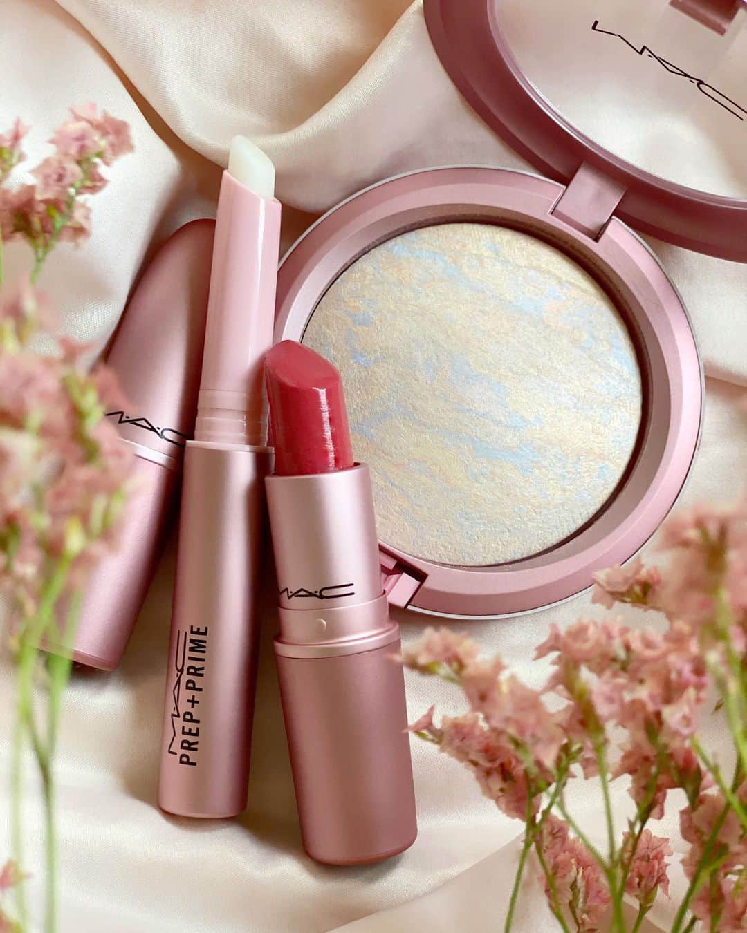 M∙A∙C Cosmetics Japanのインスタグラム：「【全国M·A·Cカウンター限定 再入荷】 メタリックピンクパッケージの #MACペタルパワー コレクションから、人気の3製品が明日6月23日(火)に再入荷🌸✨ 持っているだけで気分が上がるピンクパッケージはギフトにもぴったり♡ ㅤ ＜再入荷製品＞ ☑リップスティック シー シアー (税込3,300円) ☑M·A·C ミネラライズ スキンフィニッシュ ライトスカペード (税込4,620円) ☑M·A·C プレップ プライム リップ (税込2,970円) ㅤ ㅤㅤ 【限定デザインポーチプレゼントキャンペーン】 全国のM·A·Cカウンター*にて、対象製品いずれか1点を含む、 税込8,250円以上のご購入で限定デザインポーチをプレゼント中✨ポーチの画像は2枚目をチェック👉 ㅤ ＜対象製品＞ ・パウダーキス リキッド リップカラー ・パウダーキス アイシャドウ ・グロー プレイ ブラッシュ ・ペタル パワー コレクション 3製品 (リップスティック シー シアー、M·A·C ミネラライズ スキンフィニッシュ ライトスカペード、M·A·C プレップ プライム リップ) ㅤ ㅤ *キャンペーンは全国のM·A·C直営店・百貨店店舗限定となり、M·A·C公式オンラインショップでは実施いたしません。 ※プレゼントはお1人様1会計につき1個までとさせて頂きます。 ※プレゼントは数に限りがございます。限定数が無くなり次第終了となります。  ㅤ  ㅤ 【公式オンラインショップ限定特典】 ☑︎6月25日(木) 23:59まで全品送料無料！ ☑︎初回ご購入のお客様へ10% OFFクーポンをプレゼント （クーポンコードwelcome） ㅤ #MACPetalPower#MACCosmeticsJapan#MACCosmetics#MAC#MACコスメ#メイク好き#デパコス#新作コスメ#限定コスメ#春メイク#血色感#血色メイク#抜け感メイク#抜け感#コスメ記録#コスメマニア#艶肌メイク#マックコスメ#限定コスメ#ピンクメイク#口紅#MACリップ#リップメイク#リップ好き#夏メイク#ピンクリップ#ハイライト#ツヤ肌#リップ下地#キラキラメイク#限定コスメ#新作コスメ」