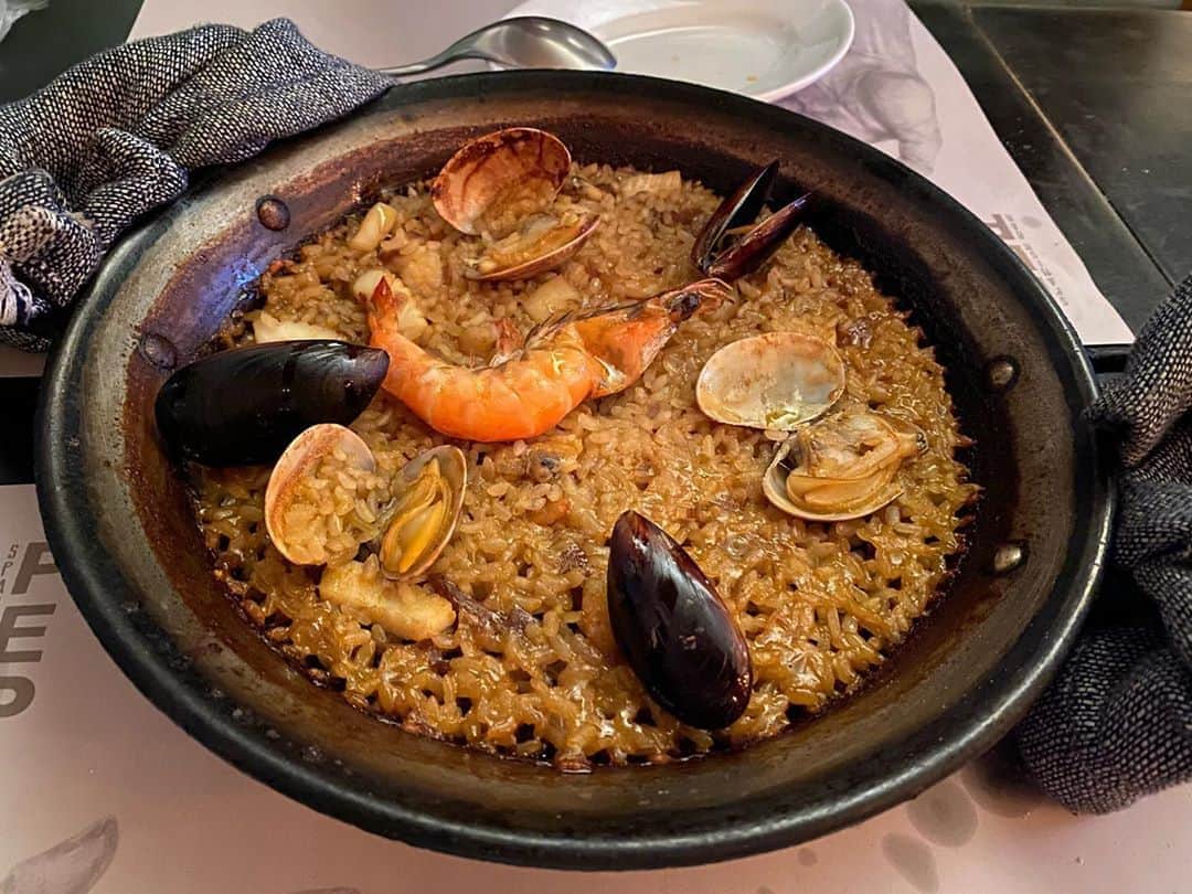 興梠友理のインスタグラム：「【PEP Spanish Bar (吉祥寺)】 ・ 6/21 Anniversary Dinner🎊 ・ 3周年記念ディナーは今回は近場のお店で🥘(バス一本で行けるから) ・ 前回行ったのはクリスマスだから約半年ぶり‼️ ・ 日曜の夜だったからか、はたまたレストランが吉祥寺の駅から離れてるところだったからか、人混みもなく快適な外出でした☺️(日中は人混みがすごいかもしれないけど…) ・ どれもこれも本当に期待を裏切らないおいしさ😍 ここに来たら魚介のパエリアは特にマスト‼️ ・ 【今回のメニュー】 #魚介のパエリア #ピンチョス #赤海老のアヒージョ #ハモンセラーノ  #マッシュルームとチョリソのコカ　 #バスクチーズケーキ #クレーマカタラナ ・ #アニバーサリーディナー #pepspanishbar #スパニッシュバル #スペインバル #吉祥寺グルメ #パエリア #スペイン料理」
