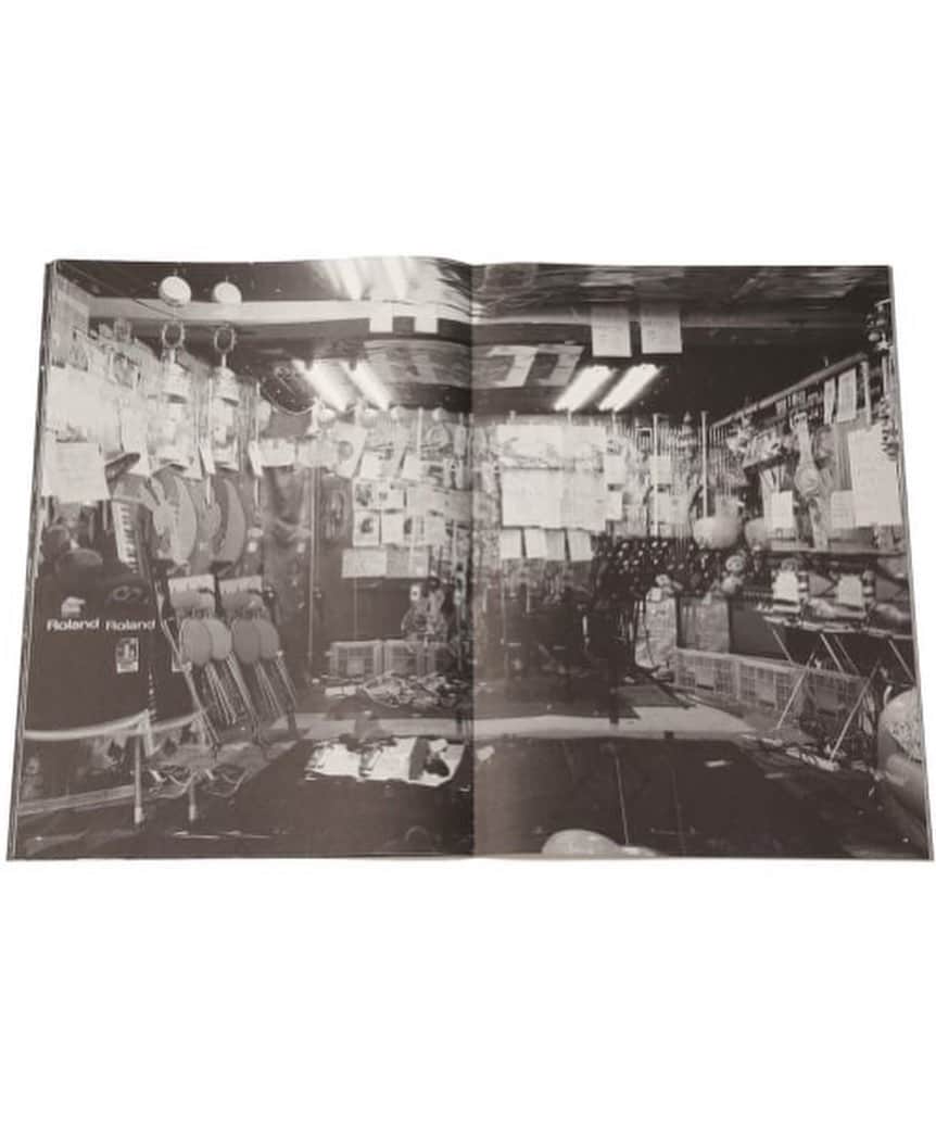 BEAMS JAPANさんのインスタグラム写真 - (BEAMS JAPANInstagram)「<大和田良> 「LIVE HOUSE, TOKYO」 ¥2,400+Tax  写真家・大和田良が2014年〜2016年にかけて関東近郊のライブハウスを撮影したシリーズ『LIVE HOUSE, TOKYO』。彼が青春時代を過ごしてきた90年代〜00年代に数々の歴史を残してきたライブハウスから、時代の流れによって新しく登場してきたライブハウスまでを記録した作品。 —————————————————————— . 大和田良「LIVE HOUSE, TOKYO – Vol.02」展 作品売り上げの一部はライブハウスに寄付されるチャリティーのイベントを開催。  https://www.buenobooks.com/slopegallery —————————————————————— BEAMS JAPAN 5F B GALLERY 03-5368-7309 —————————————————————— .  #大和田良 #ryoohwada #Photographer  #写真家 #Livehouse #live #KesaPublishing #B_GALLERY #BEAMS_ARTS﻿ #bgallery #beamsjapan #beams #日本 #東京 #新宿 #Japan#tokyo#shinjuku」6月22日 15時00分 - beams_japan
