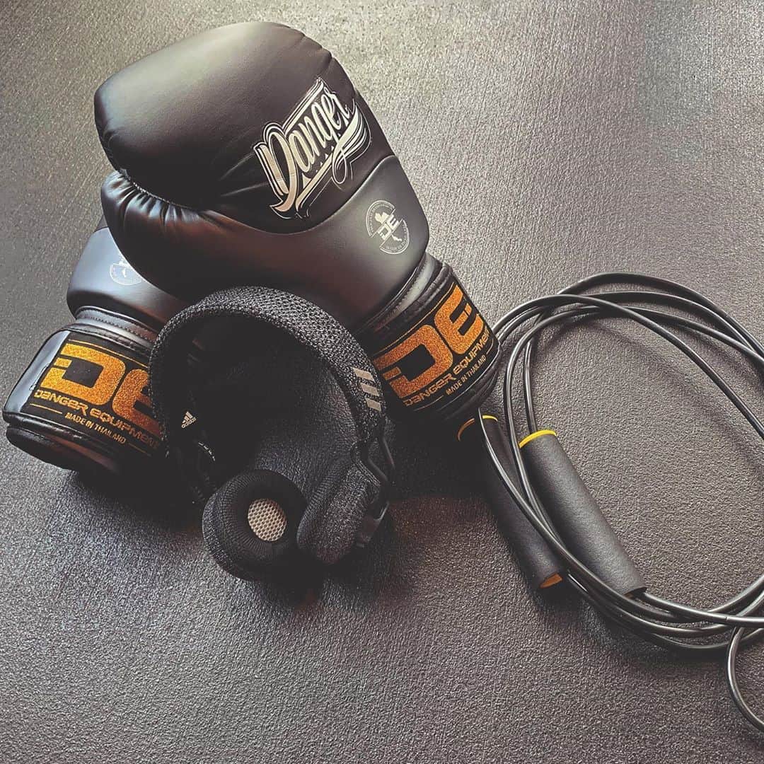 Kam Wai Suenさんのインスタグラム写真 - (Kam Wai SuenInstagram)「Morning workout, started with a Pull session following by bag training.  When training alone at the bag focus is the key.  Nothing better than playing some old school hip hop tracks while punching the bag.  The Adidas RPT01 headphones allow me to stay focus while training thanks to their ergonomic design with 360° swivel, ensuring a comfortable, flexible fit throughout my workout.  I do not have to worry about sweating since they are IPX4 rated water resistant, sweat-proof, splash-proof construction.  #adidashk #rpt01  @streetvalue @headphonesbyadidas #bagtraining #boxingtraining  #boxingworkout #hkkol #hkinfluencer #adidas #headphonesbyadidas #fitnessphysique #fitnessgear」6月22日 14時53分 - mr.kamsuen