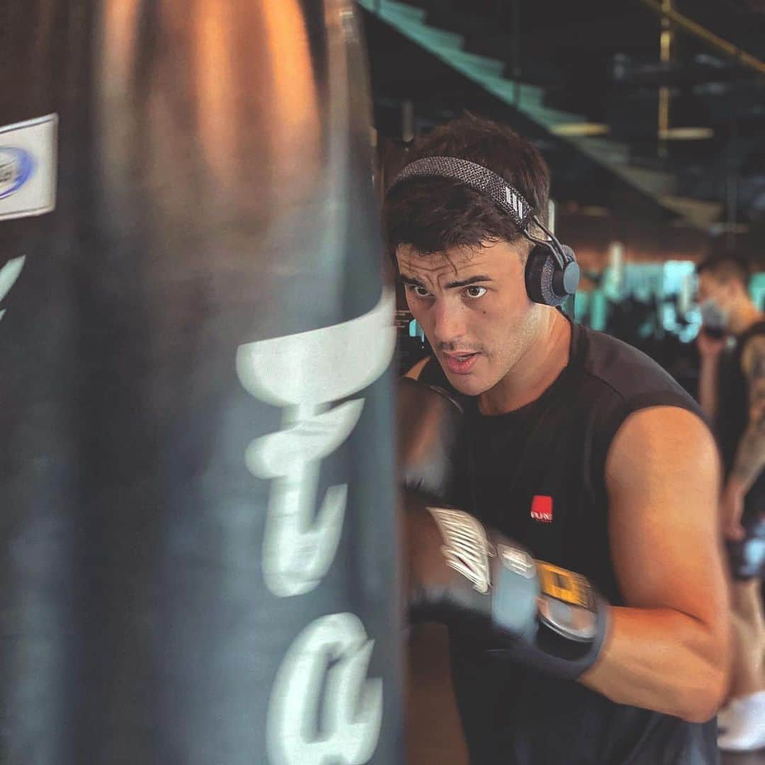 Kam Wai Suenのインスタグラム：「Morning workout, started with a Pull session following by bag training.  When training alone at the bag focus is the key.  Nothing better than playing some old school hip hop tracks while punching the bag.  The Adidas RPT01 headphones allow me to stay focus while training thanks to their ergonomic design with 360° swivel, ensuring a comfortable, flexible fit throughout my workout.  I do not have to worry about sweating since they are IPX4 rated water resistant, sweat-proof, splash-proof construction.  #adidashk #rpt01  @streetvalue @headphonesbyadidas #bagtraining #boxingtraining  #boxingworkout #hkkol #hkinfluencer #adidas #headphonesbyadidas #fitnessphysique #fitnessgear」