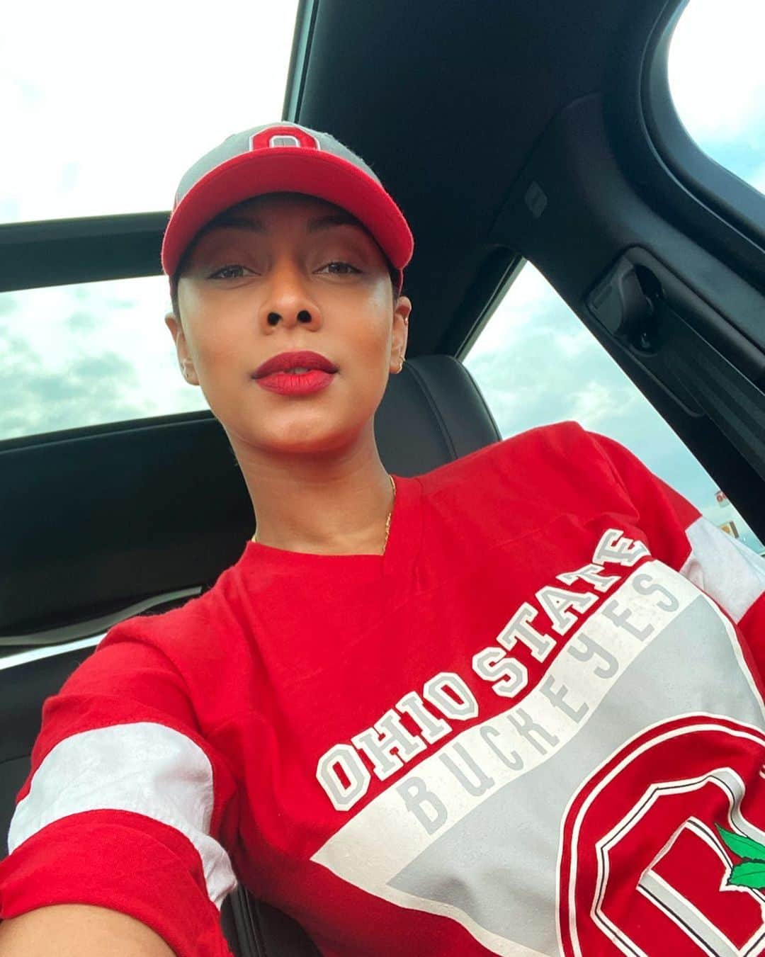 ケリー・ヒルソンのインスタグラム：「Had to put on for pops. Mom gave me this shirt from his closet. Father’s Day was a lil rough 💔 but we got thru it. We went to his favorite restaurant. Kip & I ordered his meal. Everything in his honor. Happy Heavenly Father’s Day, Dad.  PS- I won’t be reading comments guys.」