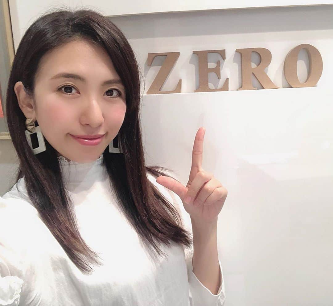 のインスタグラム：「池袋にある ZERO beauty @zero_beauty.official で クイックフェイシャルを受けてきたよ💕✨ 最初にデコルテを丁寧にオイルマッサージしてから 機械を当てるよ✨ 光の温熱効果によって血行を促進、リンパの流れを改善し不要な老廃物や水分を排出してくれるみたい😳 顔全体がリフトアップしてトーンアップもしたよ😆 メイクしたまま施術できるから その後予定が入ってても気軽に行けるのが嬉しい☺️❣️ ・ #フェイシャルエステ #リフトアップ #zerobeauty池袋 #池袋エステ #pr #コラボベース #メイクしたまま小顔は作れる #小顔 #トーンアップ #つや肌 #美容マニア #綺麗になりたい #美活 #女子力アップ #mimi美容」