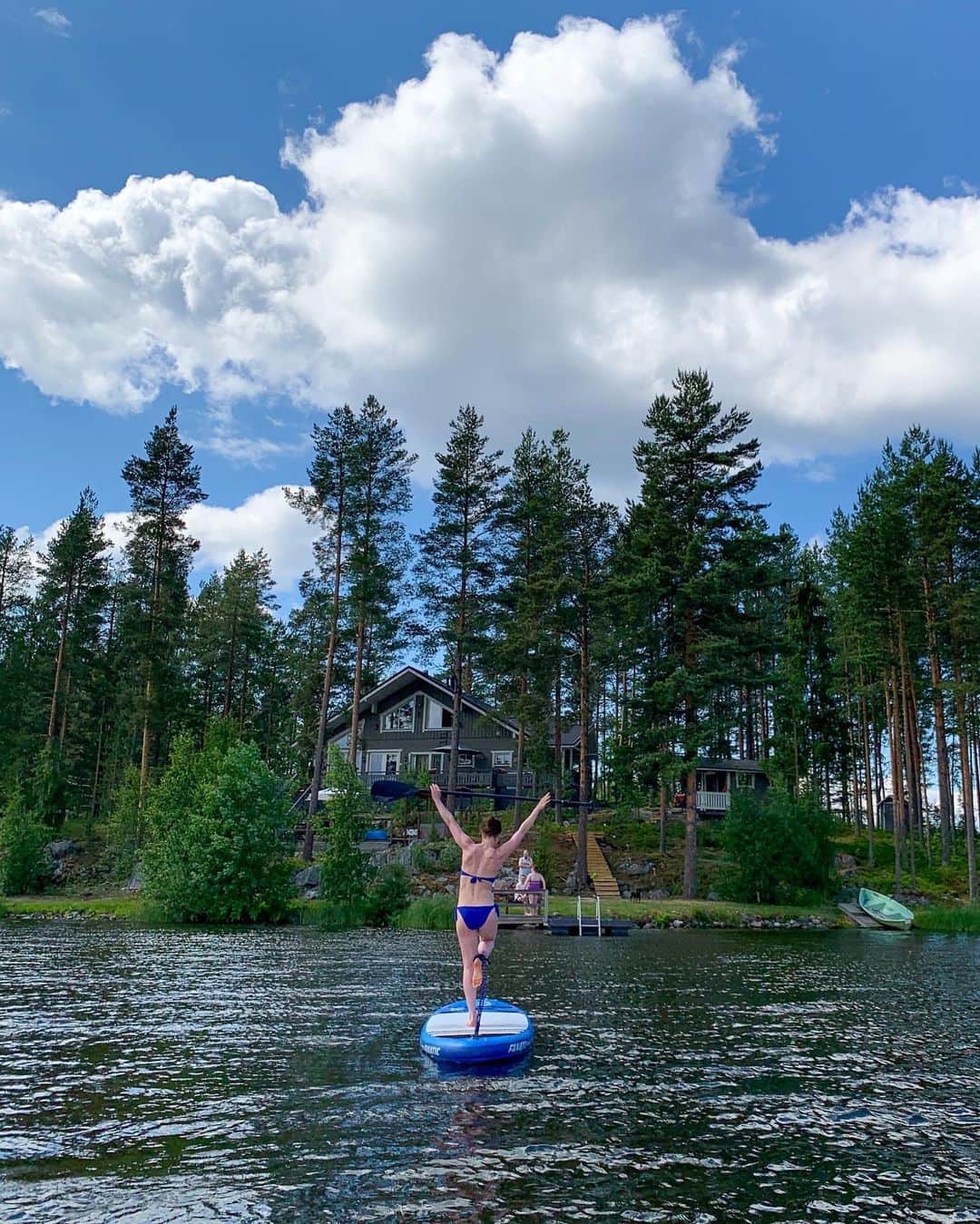 ラウラ・レピストのインスタグラム：「Miten sun Suomi-juhannnus meni?💚🌿Meillä sen verran rennosti että tuntuu kuin olis pidempikin lomajakso takana😍 Akut ainakin ladattu, nimittäin tänään pärähtää jo leirit käyntiin! Aijjettä näitä on odotettu!!🤩⛸❤️ . . . . . . . #juhannus #midsommar #sup #standuppaddle #mökki #kesä #järvi #lauranleirit #luisteluleiri #tanhuvaara #kisakallio」