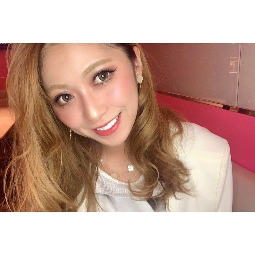 葉月樹里のインスタグラム：「前髪切ってもすぐ伸びるわ〜。エロいからか、ツラ。 . . .  #葉月樹里 #soiréeine #ソワレーヌ #足の爪先まで伸ばしたろけ #それそれ #vancleefarpels #ヴァンクリ」