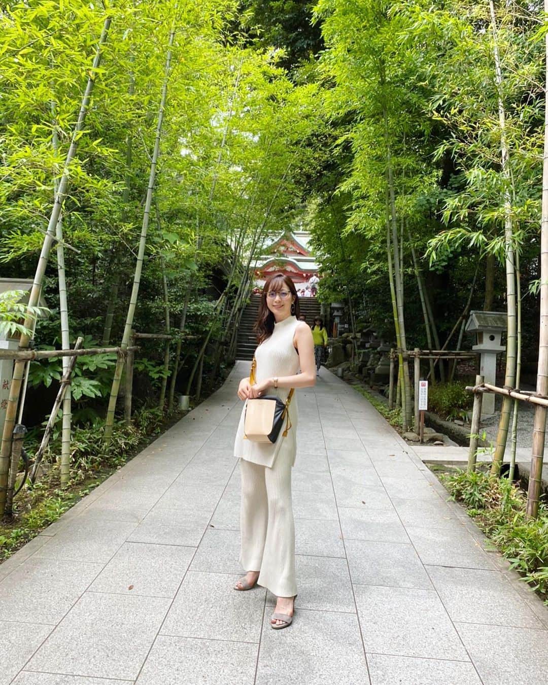 農海姫夏のインスタグラム：「去年も行った場所🌱 ・ ・ 去年買ったこの白いお洋服楽チンだし、カワイイし着心地が最高🥺 バッグもお気に入り❤︎ ・ ・ #来宮神社#rienda#marni#letalon」