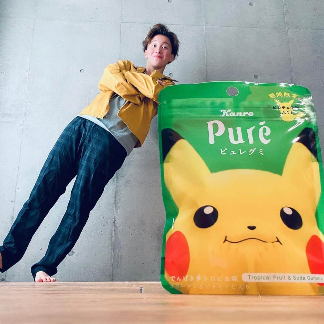 ひなたのインスタグラム：「孤独な筋トレを応援してくれるピカピュレ。 くじけそうな時も、倒れそうな時も優しく手を差し伸べてくれるたっくましいピカピュレ。　 でんげきトロピカ味で痺れるうまさのピカピュレ。 写真の5割陣取るでっかい肝っ玉のピカピュレ。 そんな愛しのピカピュレがキャンペーンをやってて、抽選で素敵なプレゼントがもらえるらしい。　 応募せん手はないよな。ポッチリ♡　 詳細はこちら→@kanro_pure_photo  #今日のピカピュレ  #ピカピュレ  #ピュレグミ  #Supported」