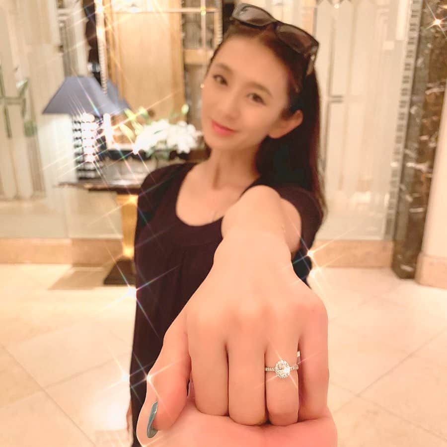 DJ JUICYのインスタグラム：「ずっとずっと待ちに待っていた... 😍💍🎁💖✨ #婚約指輪 #engagementring  #diamond」