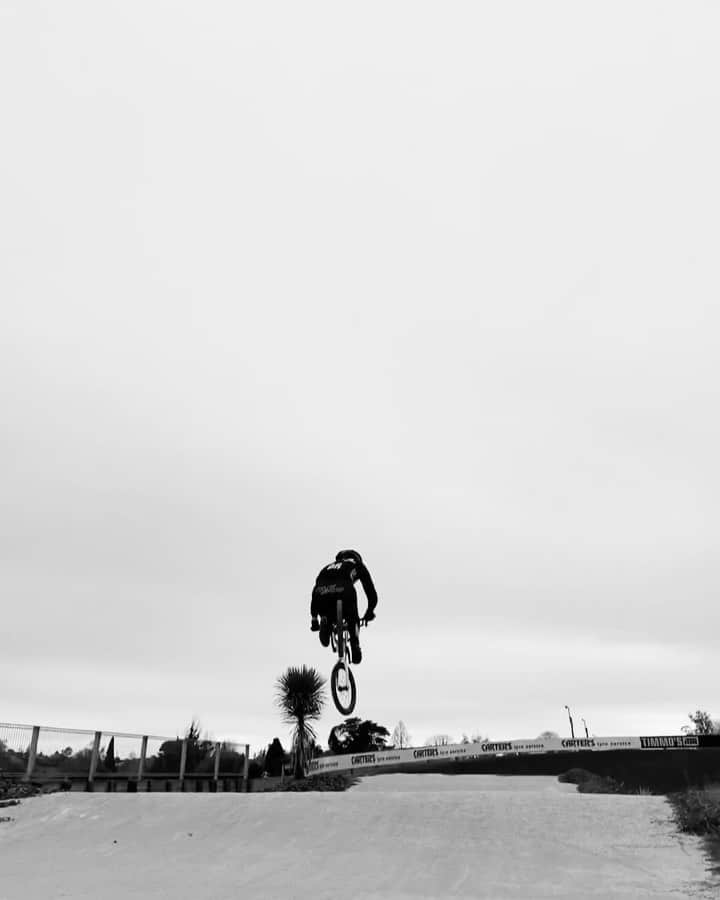 サラ・ウォーカーのインスタグラム：「Really enjoying riding my bike at the moment - focusing on enjoying my riding, playing with the jumps, changing my speed, moving the bike around a little. Love the feeling! (Ignore the high quality slow-mo 😅😂🙌 but don't ignore the new Black TVE Pants with a Fern on the ankle!) 👌😎」