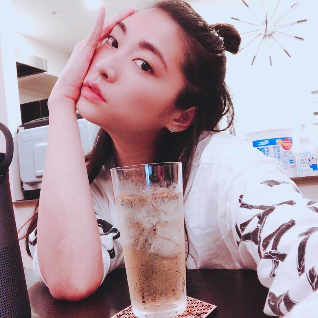のインスタグラム：「最近は#虹プロ 🌈　動画を何回も見ながらの晩酌が最高に楽しすぎる😂 #虹っ娘  達が頑張ってる姿を見たらおばちゃんももいっちょ頑張るぞ😤💪って 気持ちになるよ❣️w . . @niziproject_official_  #niziproject #虹プロジェクト #jyp#虹かけ #🌈 #押しは#AYAKA#RIMA#AKARI#MIIHI あーかわい❤️」