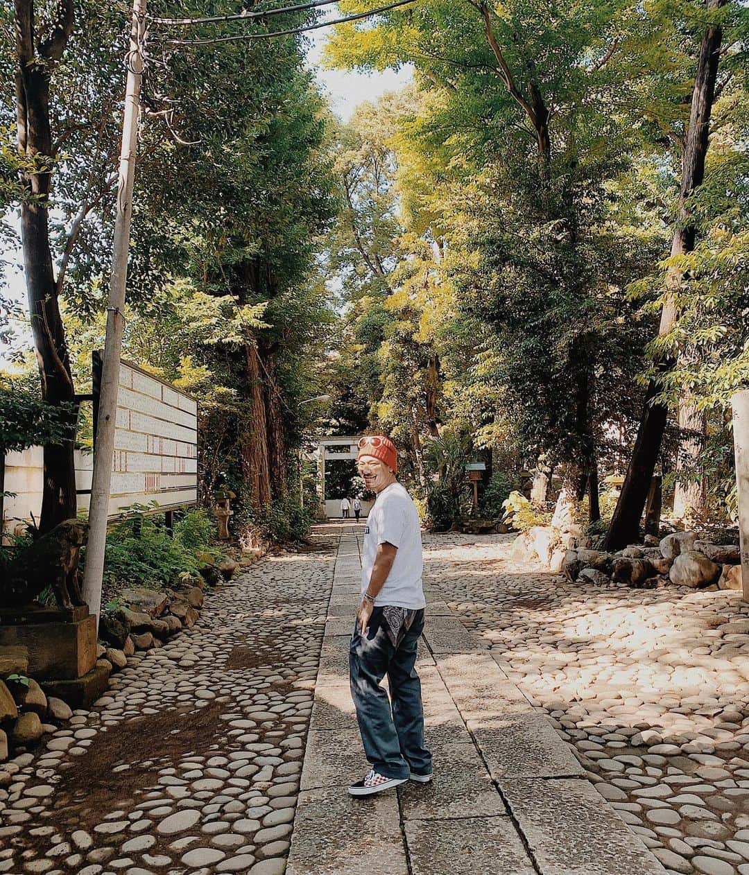 浅野宏明さんのインスタグラム写真 - (浅野宏明Instagram)「初詣くらいしか神社に行くことなかったのに 縁起が良い日とかになると 手を合わせに行くなんて🙏😑 これがジジイババアになるって事か🤔  ジジイ参ったぜ。  #代々木八幡#代々木八幡宮 #神社#ジジイ#ババア」6月22日 15時45分 - hiro_vaice