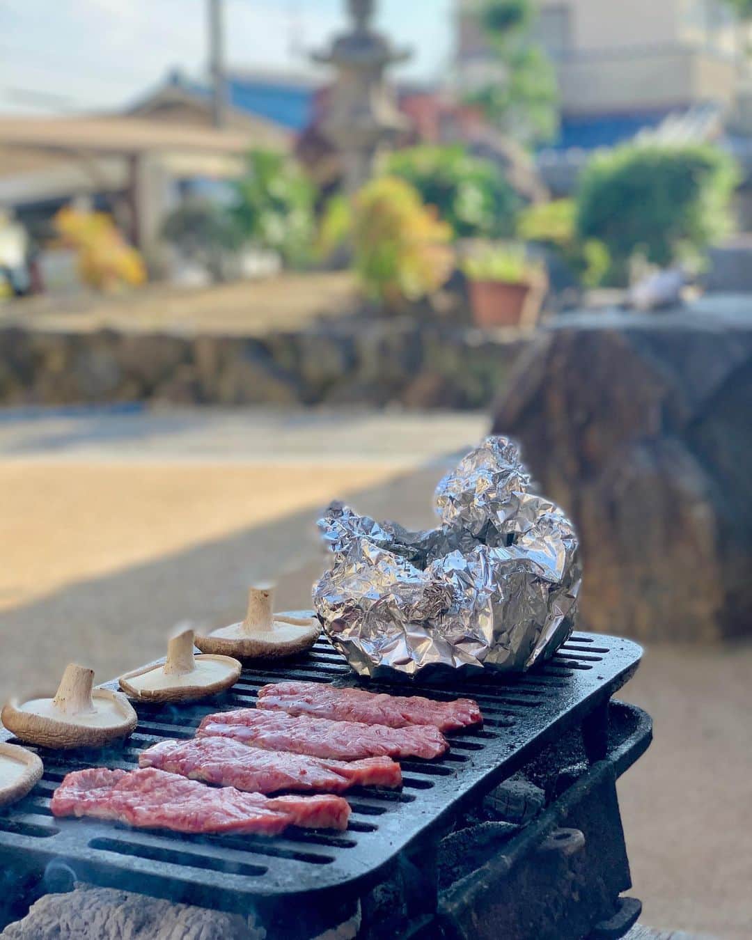 のインスタグラム：「* BBQ🍖 * 実家でお肉三昧😍 梅雨の晴れ間で バーベキュー日和でした🌞 * 分厚めステーキも比内地鶏も 美味しかった〜😍😍 * #bbq #beef #steak #sisters #sister #姉妹 #お家ご飯  #肉 #ステーキ #バーベキュー #比内地鶏 #梅雨の晴れ間」