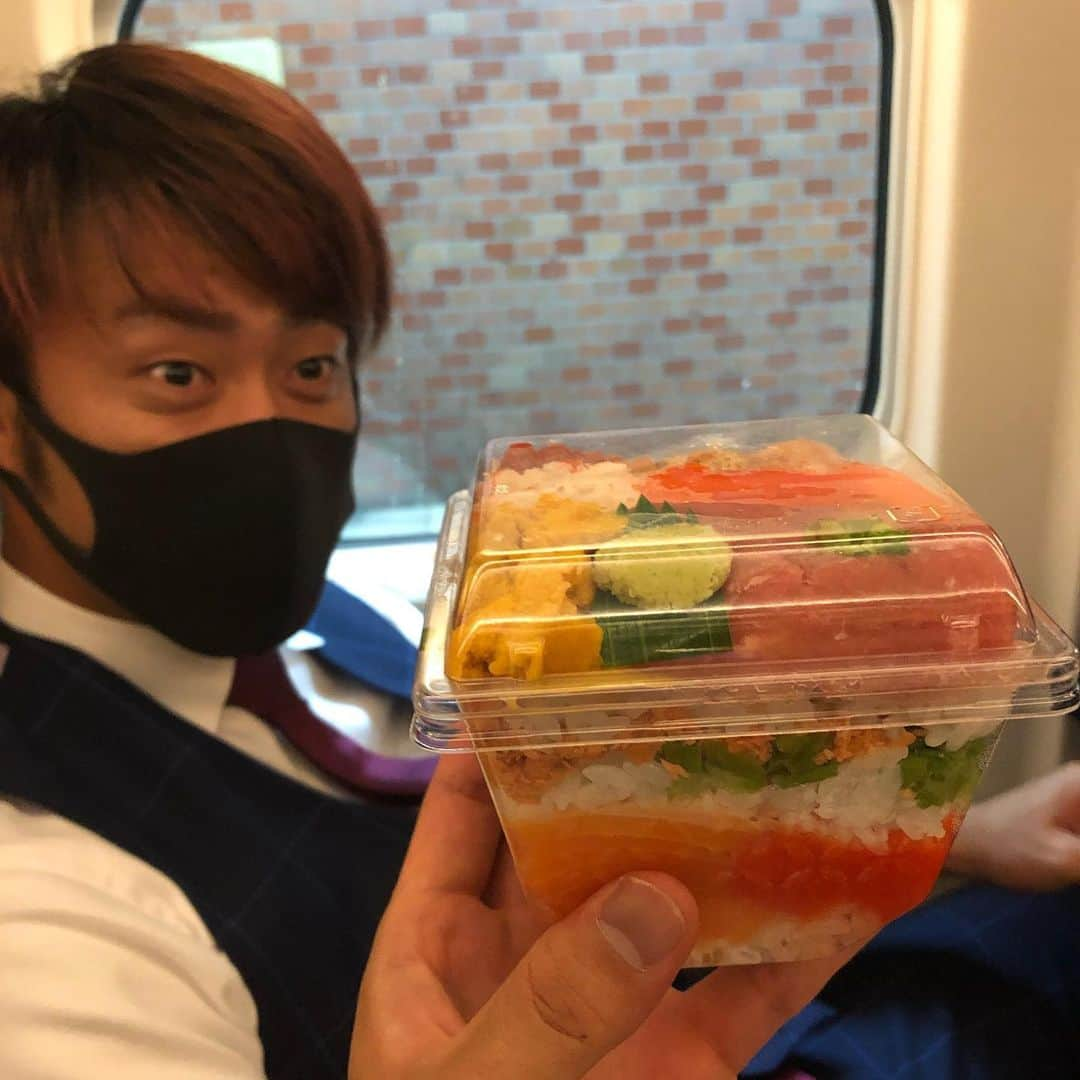 井口和朋さんのインスタグラム写真 - (井口和朋Instagram)「皆様のおかげで無事開幕することができました。 #これから仙台 #隣にはピンクにーやん。 #新幹線デート #カラフルな海鮮丼 #よりもカラフルなおじさんが、、、 #ピンクにーやん改めカラフルおじさん。 #投稿お久しぶりです。#fighters#秋吉亮#井口和朋」6月22日 15時58分 - iguchi.kazutomo