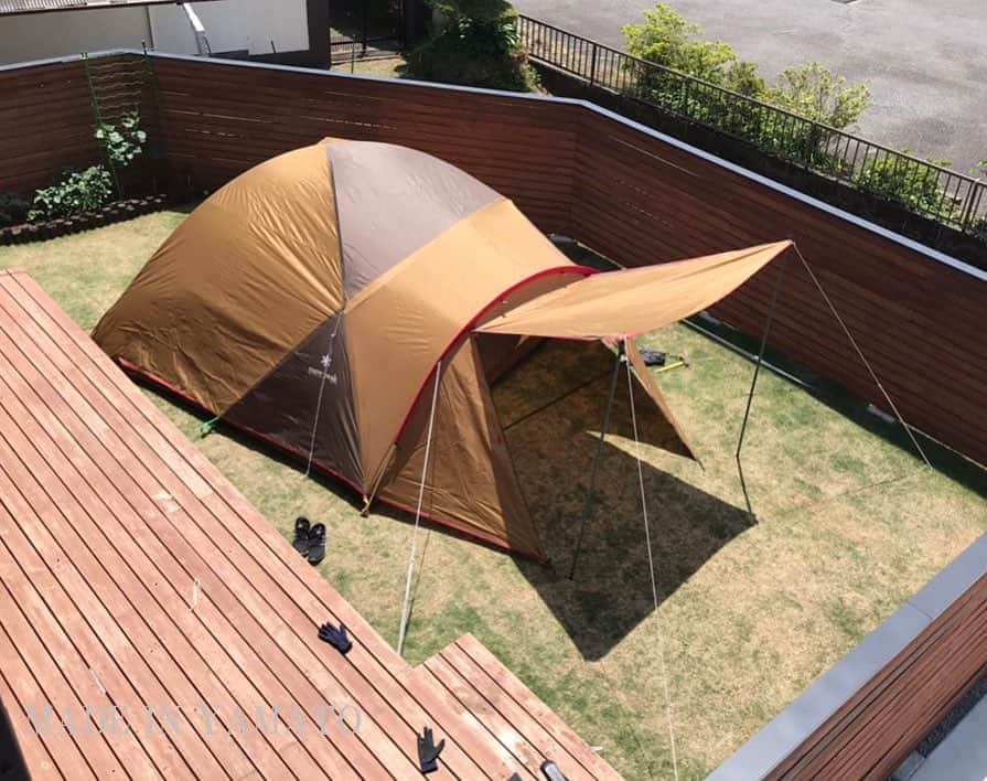 YAMATOの家さんのインスタグラム写真 - (YAMATOの家Instagram)「. キャンプに行きたくても予約でいっぱい！？ じゃあいいもん♪我が家の庭でテント張っちゃう！そしてバーベキューもやっちゃう！テントがあるだけでもキャンプの雰囲気が味わえるからいいね♪ . MADE IN YAMATO MADE IN YAMATO . . #yamatoの家 #庭 #庭のある暮らし #ウッドデッキ #バーベキュー #bbq #キャンプ #テント #スノーピーク #snowpeak 快適な暮らし #設計 #自宅 #シンプルな暮らし #マイホーム記録 #御殿場 #小山町 #設計事務所 #マイホーム #注文住宅 #デザイン #新築 #家 #インテリア #住宅 #建築 #設計士 #設計士とつくる家 #建築士 #建築士とつくる家 #住宅設計」6月22日 15時59分 - yamato_house