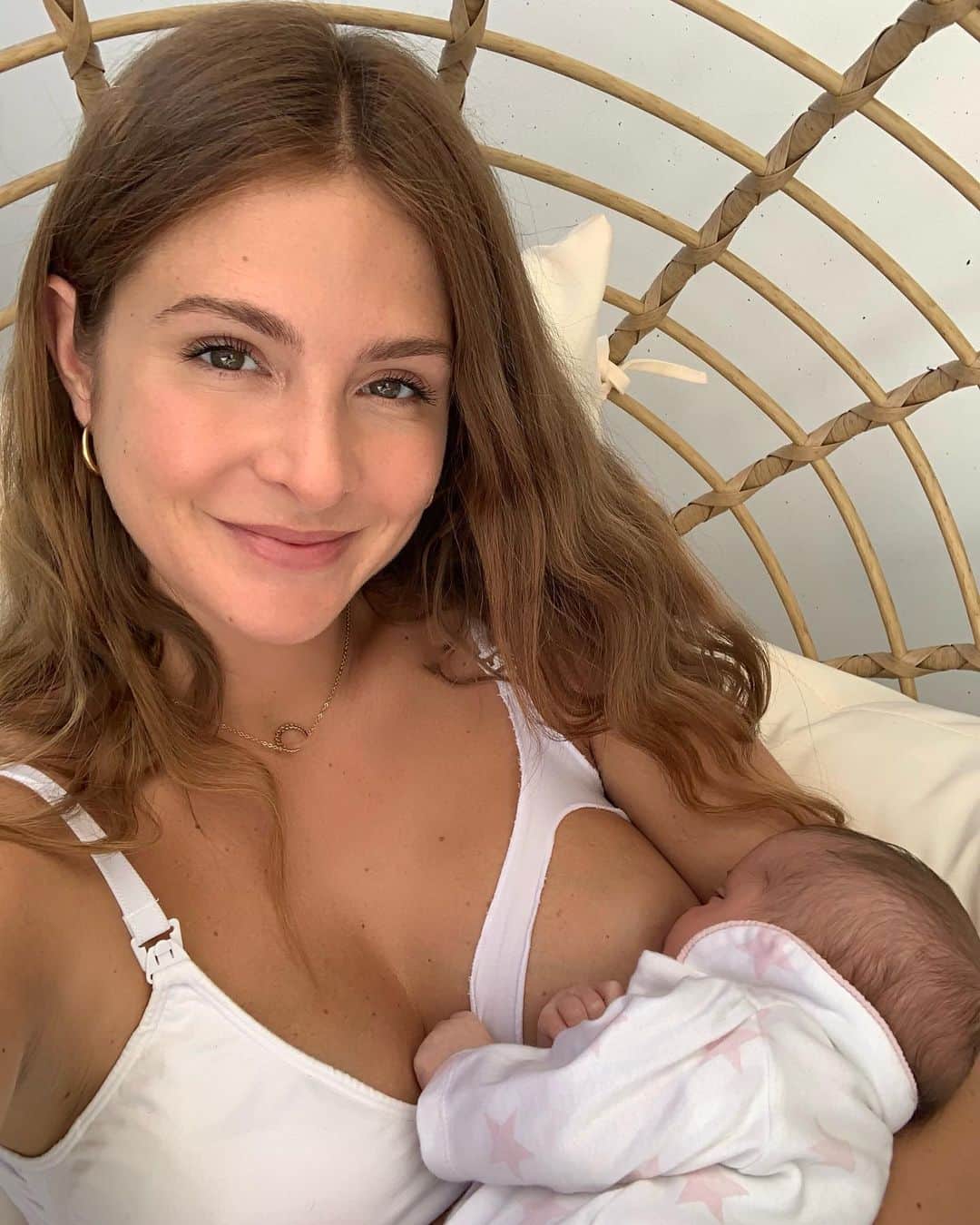 ミリー・マッキントッシュさんのインスタグラム写真 - (ミリー・マッキントッシュInstagram)「Let's talk about breastfeeding – I found it really tough at the beginning. Although Sienna now latches on easily and is a good eater, it definitely didn't start that way. The first few days I had blistered, cracked nipples and the pain was so intense, I really didn’t know how I was going to carry on. ⠀ I spent hours online trying to find the best ‘professional' advice on anything that would make the pain and dread stop, as I so desperately wanted to continue to breastfeed my baby girl. I found myself totally overwhelmed with all the conflicting advice which only made my anxiety worse. ⠀ I had a look on the @peanut app and discovered that they had a group especially for breastfeeding. The women were so kind and encouraged me to trust my own instincts and do what feels right for me. There really is no other advice that compares to other mums who have been in exactly the same situation because they have a wealth of knowledge and suggestions. ⠀ I found so many great tips about feeding from one or both boobs for each feed, the best time of day to pump, which supplements help regulate your flow, what foods to eat or avoid, how to use nipple shields, different feeding routines and schedules etc. The support and advice I have received from the women on @peanut has been invaluable and made me feel less alone (I know I’m not but breastfeeding can convince you otherwise!) ⠀ I’ve also found my appetite is sky high.. so like her, when I'm feeding, I also need feeding! I end up eating most of my meals cold and with one hand, which has resulted in me spilling food on her on numerous occasions! Despite the blood, sweat, tears, and feeling like I’m leaking milk through countless outfits…it’s all worth it when I look down and see Sienna's tiny hand wrapped around my finger, watching her grow stronger every day. My heart melts when she gives the gift of a little smile. Motherhood really is a journey, and that's why sharing stories & tips is so important. I encourage any mothers, expectant mothers and those trying to conceive to join the app. It's the support system we all need. #peanutapp #ad ⠀」6月22日 15時59分 - milliemackintosh
