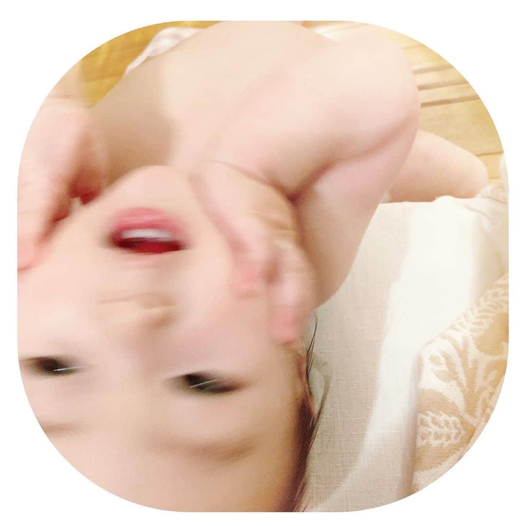 岡本静香さんのインスタグラム写真 - (岡本静香Instagram)「「すきんけあを一人で出来るようになりました。 お風呂がおわると、くりーむを何回ももらいます。 "首は埋もれてて難しいでしょ"といって母が塗ってくれます。うもれてるつもりはありません。」まんまる日誌」6月22日 16時09分 - shizucat