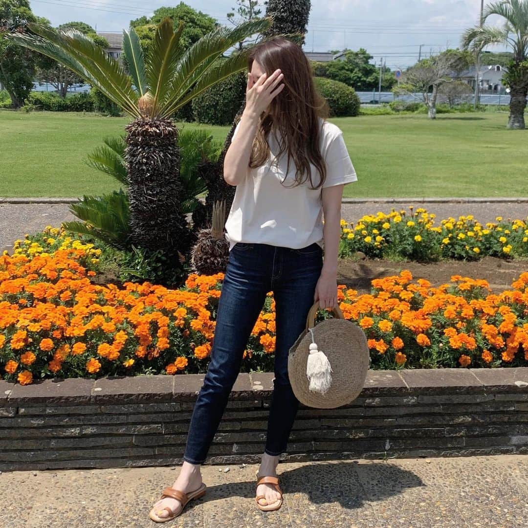 ryuu79hinaのインスタグラム：「#ユニクロTシャツ部 ♡♡ ・ ・ UNIQLO  UのクルーネックT! 好きすぎて、、毎年買い足すやつ🧡 今年はとりあえずBEIGEさん。 ・ ・ 柔らかくて着心地がよいコットン100% シンプルなTシャツながら身頃と袖のフォルム、袖と着丈の最適なバランス💯✨ ・ ・ #上下ユニクロ #上下ユニクロ部 ・ ・ #ユニT #クルーネックT #uniqloginza2020ss #Tシャツコーデ #PR #mytshirtstyle ・ ・ ━━━━━━━━━━━━━━━ #ユニクロユー#ユニクロ#UNIQLO#uniqloコーデ#ユニクロコーデ#Locari#ootd_kob#mineby3mootd#コーデ記録#着回しコーデ#ママコーデ#大人シンプル#シンプルコーデ#カジュアルコーデ#大人カジュアル#コーデ#instagood#プチプラコーデ」
