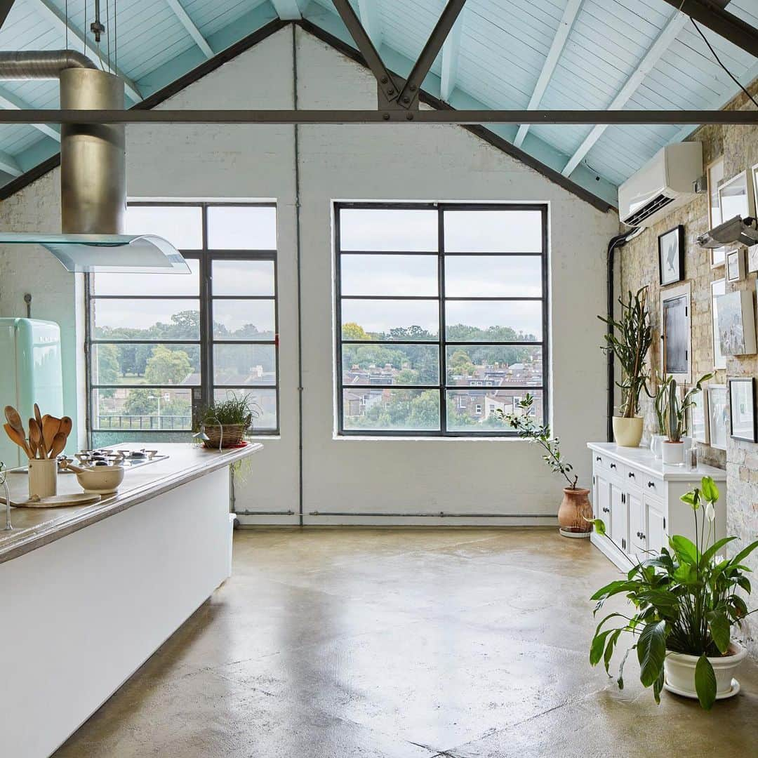 The Modern Houseさんのインスタグラム写真 - (The Modern HouseInstagram)「#forsale Showstopper: a dramatic live/work space in Denmark Hill originally built for Fred Karno's music hall troupe (which included, a young Charlie Chaplin and his then understudy, Stan Laurel). Head to the link in our bio to see the sales particulars.」6月22日 16時15分 - themodernhouse