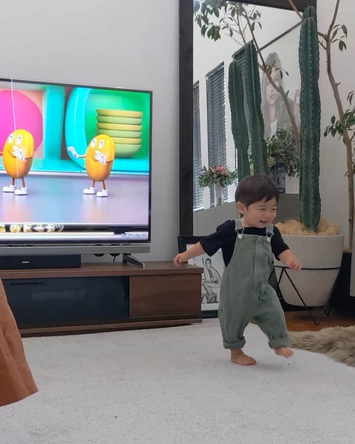 ソンイのインスタグラム：「音楽の歌詞「ぐるりと まわって」に合わせて一緒にぐるぐる〜👦🏻🍩🍭﻿ママも僕も目回ったね😂﻿ ﻿ 梅雨入り&おうち時間で子供と一緒に楽しめる遊びで気に入ってるのが @babybus_jp の動画コンテンツ🐼🍩💕﻿ 色や数やマナーなどを音楽で楽しく学べるの☺️﻿ ﻿ お家でじっくり動画を楽しみたい時はYouTubeチャンネルで、車の運転中などの時は himalaya音声 @himalaya_jp でラジオのように流して聞かせてます✊🏻﻿ リンクをストーリーに貼ったから是非試してみてね🌈」