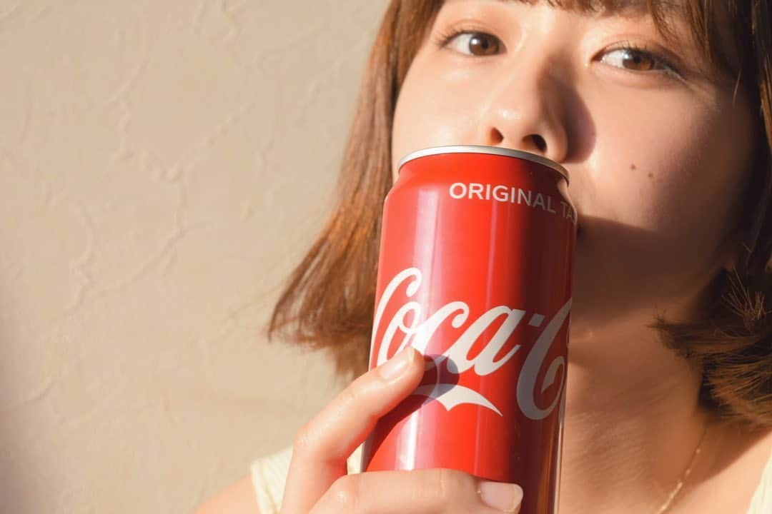 清水麻璃亜のインスタグラム：「* インスタ華やかにならないかなと思ってコーラを持ちました😂笑 普段はあまり飲まないけど、夏に近づくに連れて炭酸飲料の出番増えちゃいますよね〜🥤」