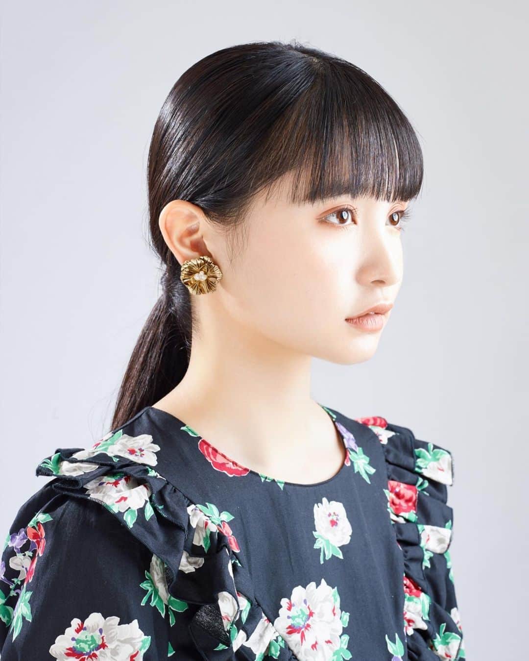 のインスタグラム：「#photographer @mic.gunji  #hairmake @松丸さん  #model @pp_ayn  #オレンジメイク #秋 #横顔 #黒髪 #被写体 #作品撮り #女の子 #透明感  #シルバーアクセサリー #ナチュラル #autumn #longhair #photo #japanesegirl #naturalmakeup」