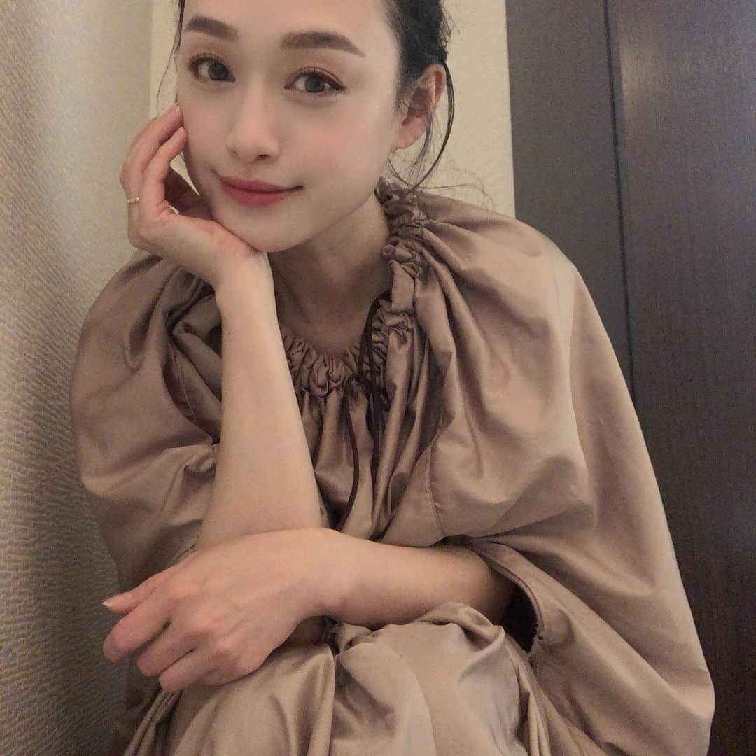 のインスタグラム：「暑くなったり、ひんやりしたりと 天候や気温の差がありますね😣 体調を整えるためにも 免疫力を高めるためにも よもぎ蒸し✨✨ 久しぶりにやりましたが、 やっぱりいいですね😌 座ってすぐに、汗もじんわり （髪の毛もくるくるです😅） 体の芯からポカポカ✨ ・ 下半身から身体を温める温熱効果と煎じた薬草の成分を粘膜に吸収させる事で、さまざまな効果が期待できるんです✨ ☑︎冷え性改善 ☑︎デトックス効果 ☑︎美肌効果 ☑︎生理、婦人科系疾患の緩和 ☑︎肩こり、むくみ ☑︎自律神経のバランス ☑︎代謝促進 ☑︎免疫力up etc... ・ よもぎ蒸しの後に 3種類のマッサージでヘッドケアを✨（動画有り） ①ハンドマッサージ ②ハーブボール ③美肌石カッサ ・ 頭皮マッサージで、目もパッチリ開く感覚とすっきり感！ そして、リフトアップ💕 ・ 久しぶりに、心身ともにスッキリしました😌🙏🏻 私が受けたコースは、 @hansalondevisage の ◾️よもぎ蒸し ◾️ナゴネタンシヌル （韓国語で、「あなたを楽園に」という意味らしいです😊） お得なキャンペーン中で💕 ◾️ナゴネタンシヌルのコース 18000円→6000円😳 ◾️よもぎ蒸し30分 6600円→3000円😳 ◾️ナゴネタンシヌル＋よもぎ蒸し 7500円😳😳 お得すぎる💕 ・ #よもぎ蒸し #ヨモギ蒸し #ヘッドマッサージ #ハーブボール #免疫力アップ #instagood #beauty #instabeauty #셀스타그램 #셀피 #셀카 #일상 #데일리 #뷰티 #미용 #좋아요 #쑥좌욕 #좌훈」