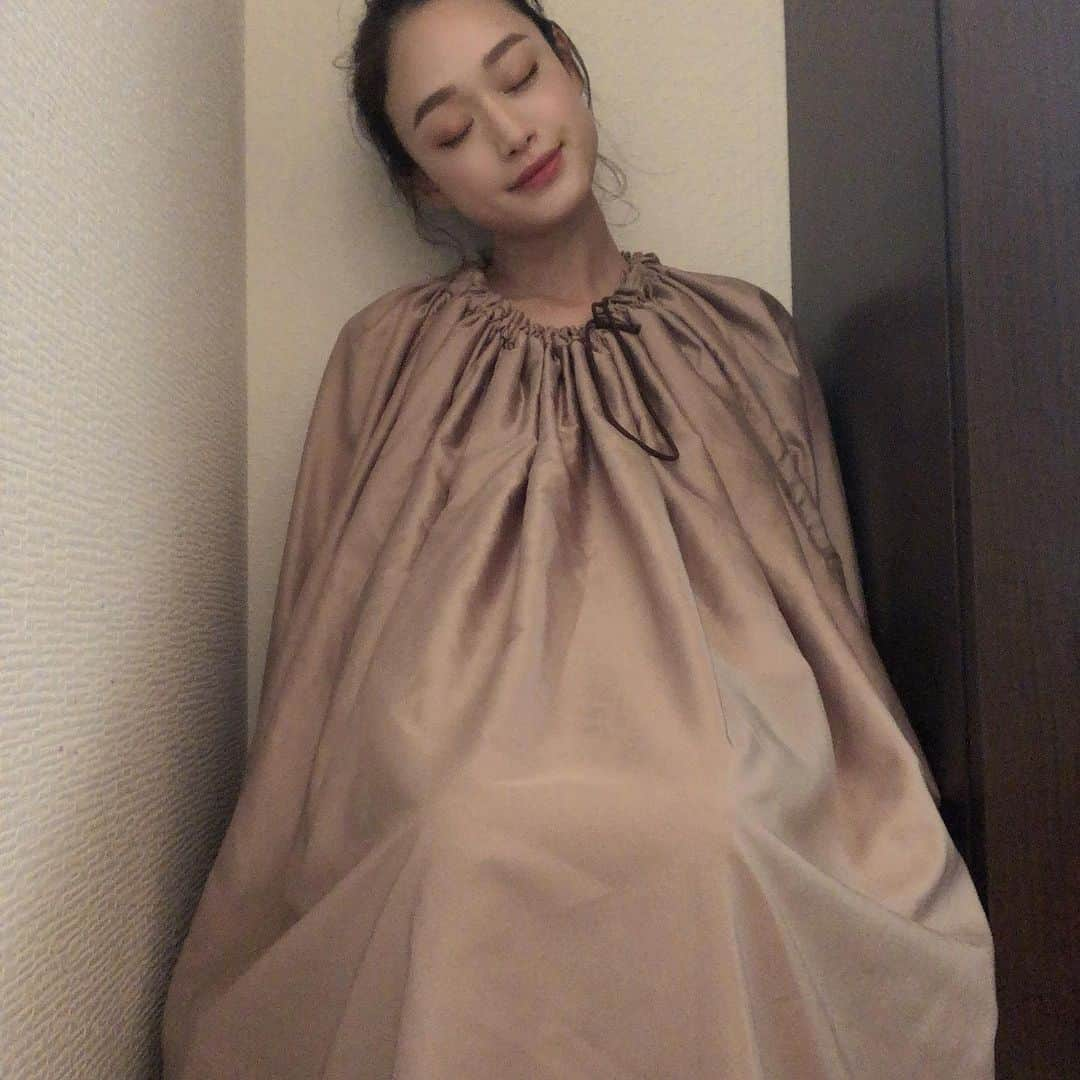 田中マヤさんのインスタグラム写真 - (田中マヤInstagram)「暑くなったり、ひんやりしたりと 天候や気温の差がありますね😣 体調を整えるためにも 免疫力を高めるためにも よもぎ蒸し✨✨ 久しぶりにやりましたが、 やっぱりいいですね😌 座ってすぐに、汗もじんわり （髪の毛もくるくるです😅） 体の芯からポカポカ✨ ・ 下半身から身体を温める温熱効果と煎じた薬草の成分を粘膜に吸収させる事で、さまざまな効果が期待できるんです✨ ☑︎冷え性改善 ☑︎デトックス効果 ☑︎美肌効果 ☑︎生理、婦人科系疾患の緩和 ☑︎肩こり、むくみ ☑︎自律神経のバランス ☑︎代謝促進 ☑︎免疫力up etc... ・ よもぎ蒸しの後に 3種類のマッサージでヘッドケアを✨（動画有り） ①ハンドマッサージ ②ハーブボール ③美肌石カッサ ・ 頭皮マッサージで、目もパッチリ開く感覚とすっきり感！ そして、リフトアップ💕 ・ 久しぶりに、心身ともにスッキリしました😌🙏🏻 私が受けたコースは、 @hansalondevisage の ◾️よもぎ蒸し ◾️ナゴネタンシヌル （韓国語で、「あなたを楽園に」という意味らしいです😊） お得なキャンペーン中で💕 ◾️ナゴネタンシヌルのコース 18000円→6000円😳 ◾️よもぎ蒸し30分 6600円→3000円😳 ◾️ナゴネタンシヌル＋よもぎ蒸し 7500円😳😳 お得すぎる💕 ・ #よもぎ蒸し #ヨモギ蒸し #ヘッドマッサージ #ハーブボール #免疫力アップ #instagood #beauty #instabeauty #셀스타그램 #셀피 #셀카 #일상 #데일리 #뷰티 #미용 #좋아요 #쑥좌욕 #좌훈」6月22日 16時24分 - tanakamaya__official