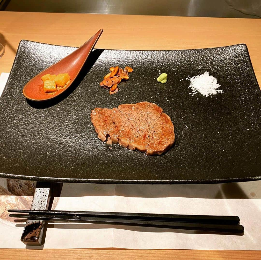 麻倉みなのインスタグラム：「今月千葉駅にオープンした鉄板焼屋さん🥺💓 ずっとお肉食べたかった😭❤︎ リーズナブルなのに黒毛和牛の良質なお肉でとっても美味しかった🤤🤤 #鉄板焼大和屋 #黒毛和牛 #肉スタグラム #肉活  #ファアグラ」