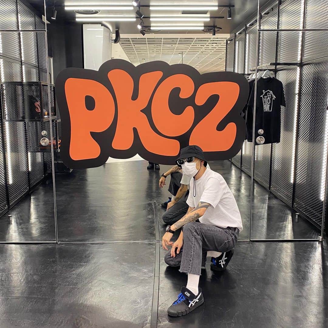 DJ DARUMAのインスタグラム：「🟠SHIBUYA PARCO🟠 #PKCZ NEWデザインのTシャツや小物が発売だぜ このロゴ気に入ってます🤪🧡」