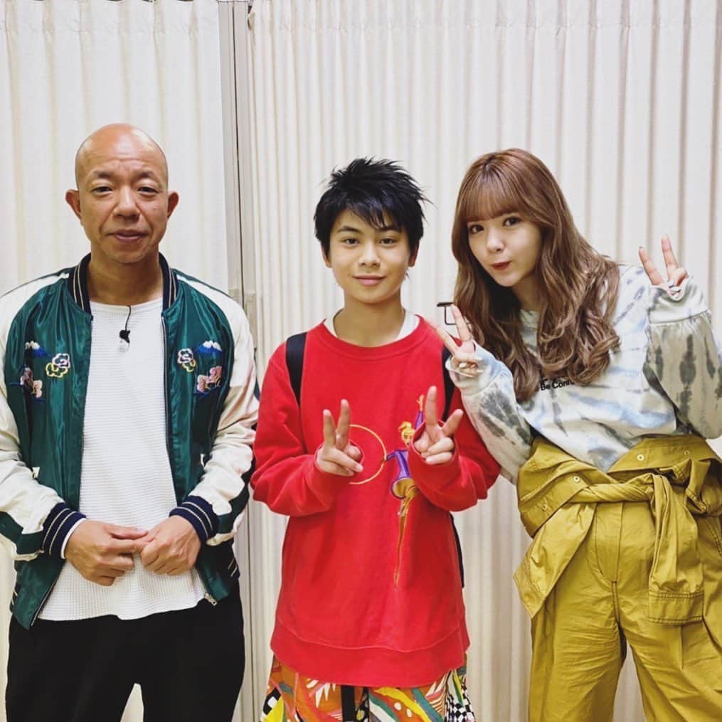 ひゅうがのインスタグラム：「ヒルナンデスを観てくださり、 ありがとうございました！！ キノコ先生と共演できて嬉しかったです！ かけがえのない小学校時代の仲間たち、 先生方、ありがとうございます！  こんな時だからこそ、更に人と人との繋がりの 大切さを感じました！！ ニコルさん、小峠さん、 優しくしてくださり、 素敵なコーディネートをありがとうございました！  #ヒルナンデス　#日テレ #藤田ニコル　#にこるん さん #小峠英二　さん #吉田日向　#foorin」