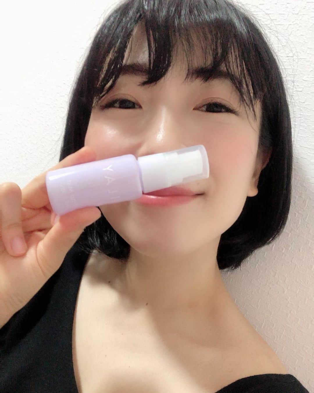 安藤あいかのインスタグラム：「雨でも曇りでもケア大事だよね。 めんどくさがりだからスプレータイプらくちん！  UVケアと保湿に、髪、顔、デコルテにシュッ 香りがいいからリラックス、リフレッシュにもよき！モテそう！ ラベンダーとベルガモットの香りだよー ボトルもラベンダーカラーでとてもかわいい💜  公式ECショップ＠kolmetokyo、Amazon、バラエティショップで買えるよ🙌  #lilay #UVケア #保湿ケア #化粧水 #バッグにおひとつ」