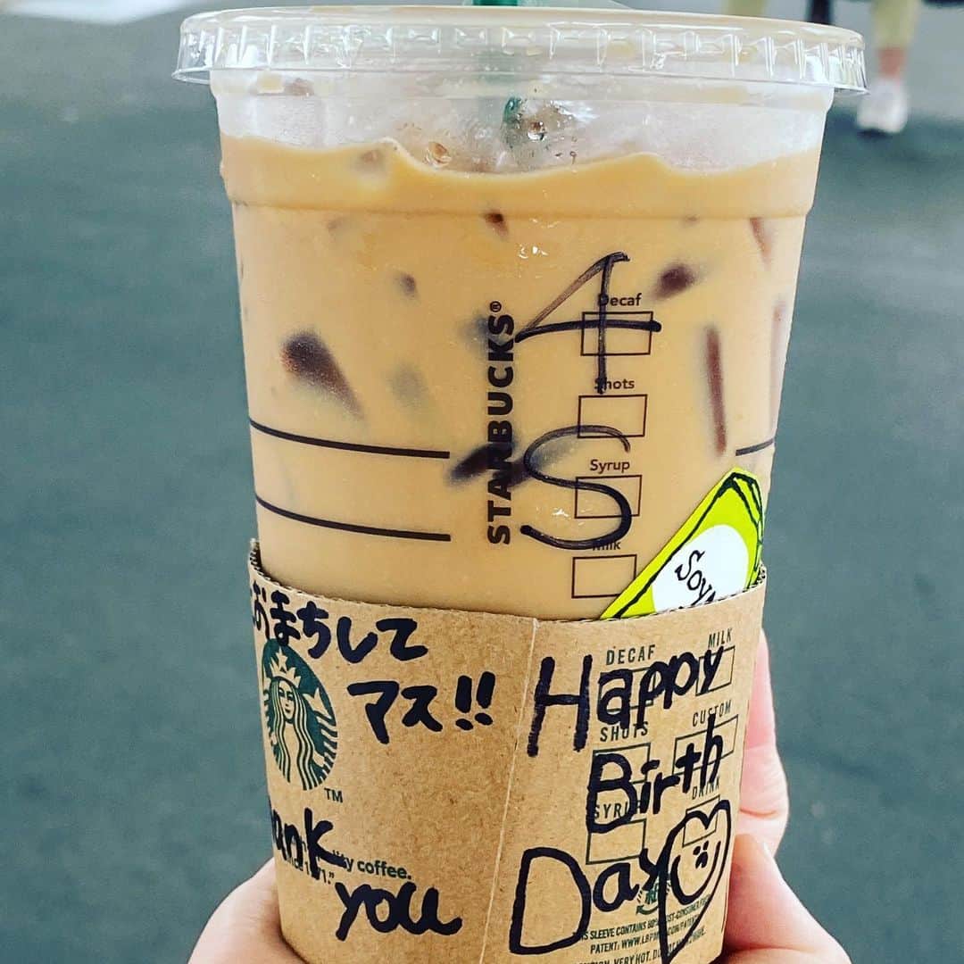 Larry のインスタグラム：「誕生日プレゼントでいただいたスターバックスのチケットでコーヒーを購入したところ、こんなメッセージが。 ほのぼの。 835さんありがとねー！  #starbucks  #泉ヶ丘カフェ」