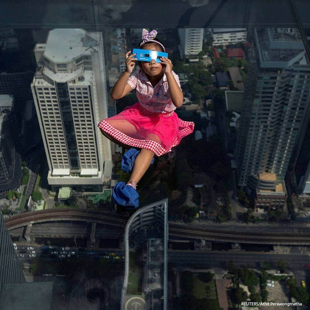 ABC Newsさんのインスタグラム写真 - (ABC NewsInstagram)「A girl observes a partial solar eclipse on the Mahanakhon Skywalk Glass Tray at the King Power Mahanakhon building in Bangkok, Thailand. #solareclipse #eclipse #thailand」6月22日 16時41分 - abcnews