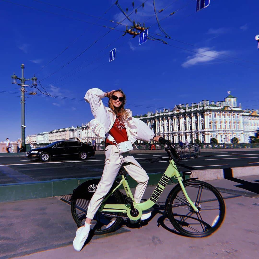 ダリア・イオノワのインスタグラム：「new day, new route ✌🏻 _______________________________________  #spb #saintpetersburg #mariinsky #mariinskytheatre #mariinskyballet #mariinskydancer #vaganovastudents #ballet」