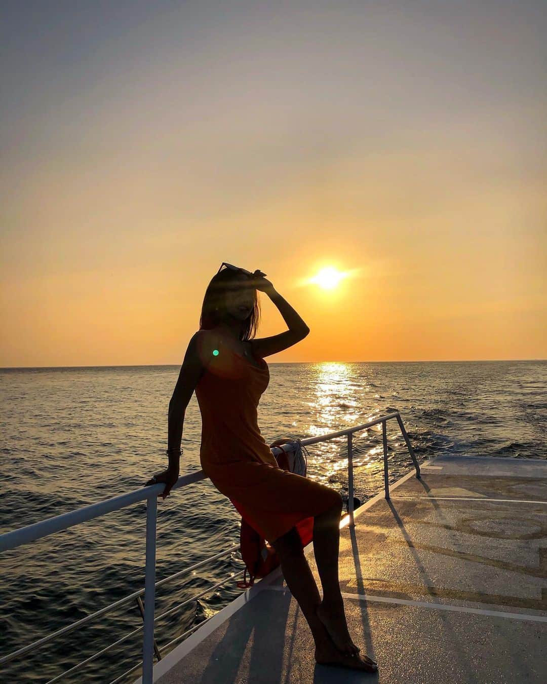 パク・ソヨンさんのインスタグラム写真 - (パク・ソヨンInstagram)「쏘카다시안ㅋㅋ 선셋요트⛵️ 돌고래도 넘나 귀요밍🐬💙」6月22日 16時54分 - ssovely1024