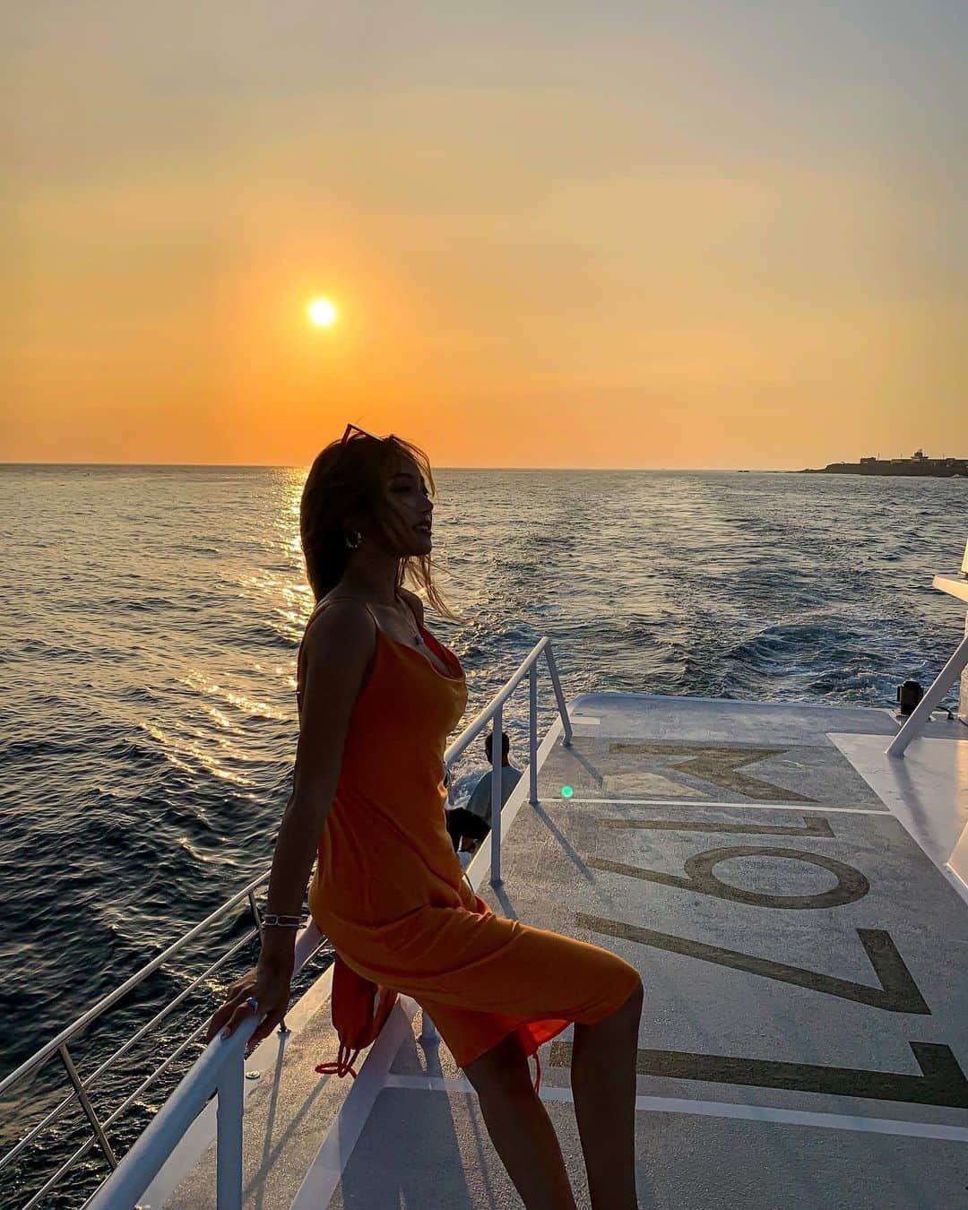 パク・ソヨンさんのインスタグラム写真 - (パク・ソヨンInstagram)「쏘카다시안ㅋㅋ 선셋요트⛵️ 돌고래도 넘나 귀요밍🐬💙」6月22日 16時54分 - ssovely1024