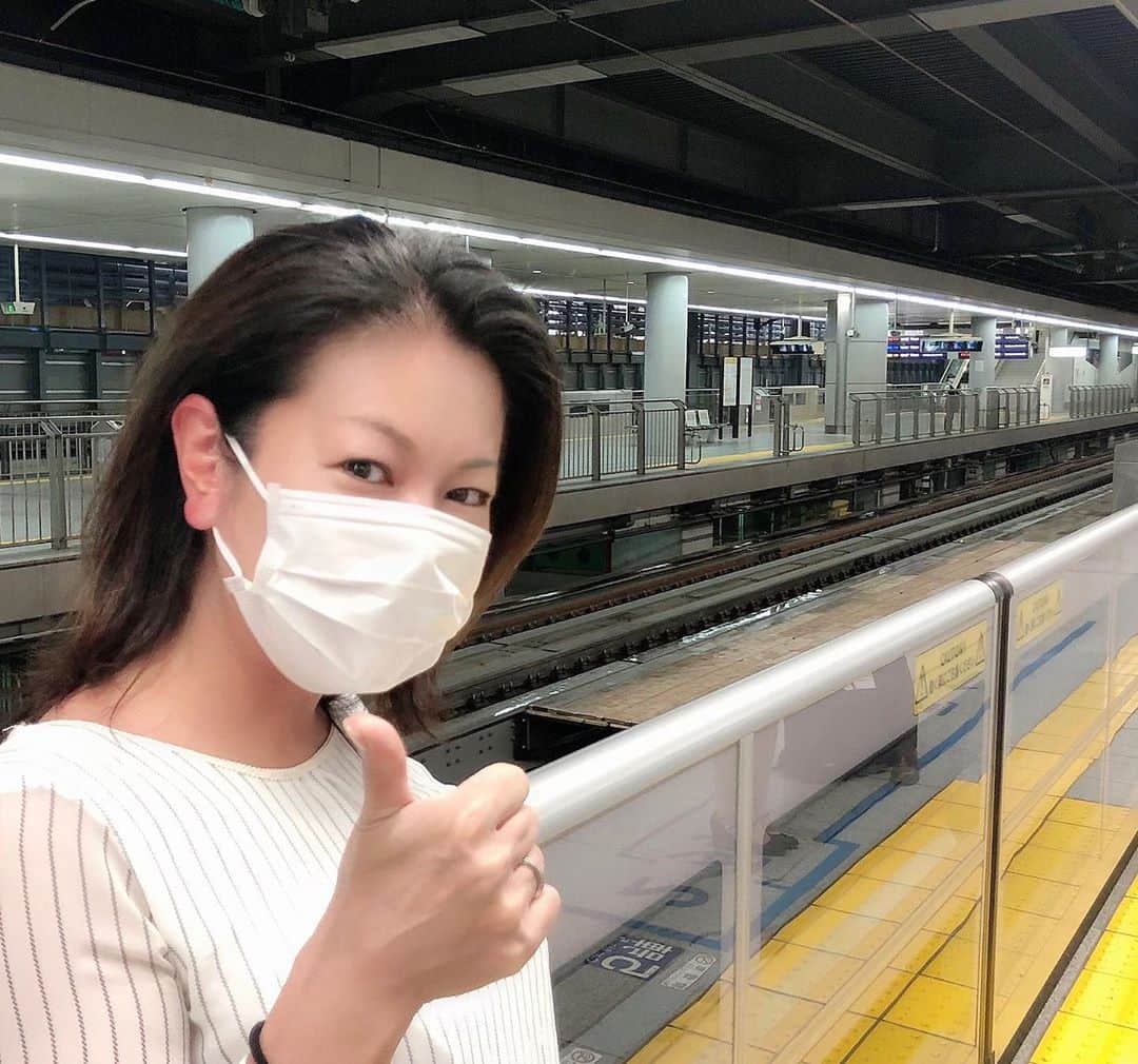 岡安弥生のインスタグラム：「3日ぶりに東京帰ってきて、自宅で荷ほどきしながら、ひと息つこうとしていたら、まさかの呼び出し。これから、再び、西へ行ってきまーす #取材#新幹線#東京#品川駅#羽鳥慎一モーニングショー#リポート#移動制限解除#report」