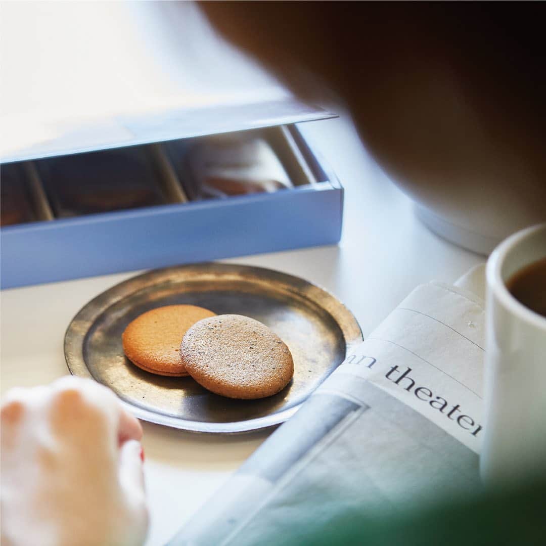 GODIVAさんのインスタグラム写真 - (GODIVAInstagram)「季節のご挨拶にもぴったり「ミルクティークッキー」。 香り高いアールグレイパウダーを混ぜたホワイトチョコレートと、アールグレイの茶葉を練り込んだラングドシャクッキーが奏でるハーモニーを楽しめます。  定番のミルクチョコレートクッキーと詰め合わせたアソートメント🎁 https://www.godiva.co.jp/onlineshop/ITEM/201810  #ゴディバ #チョコレート #ミルクティー #クッキー #ギフト #プレゼント #スイーツ #おうち時間 #godiva #chocolate #cookie #milktea #gift #present #sweets #instafood #instasweet #instadessert #desser」6月22日 17時02分 - godiva_japan