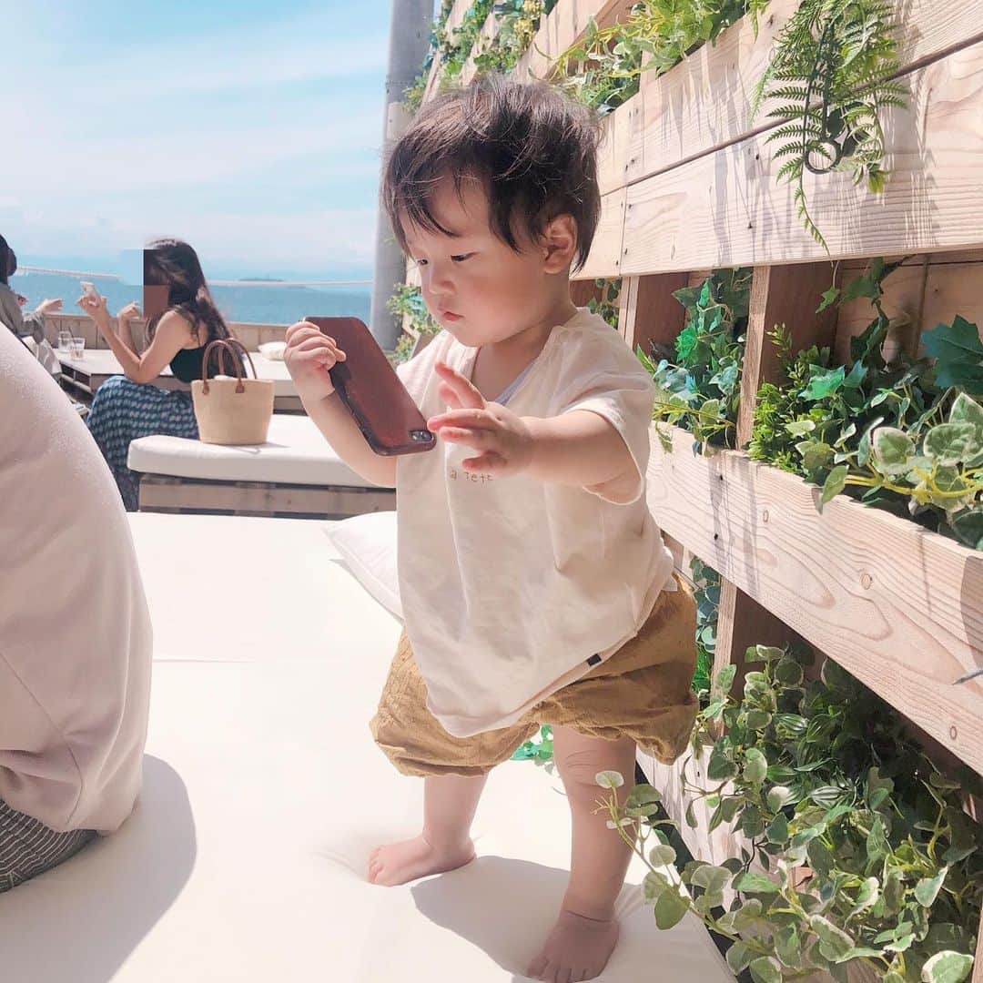 Kikuno Sayumiさんのインスタグラム写真 - (Kikuno SayumiInstagram)「〻underthepalmo〻 ・ ・ ・ 週末は家族でこちらへお出かけ @underthepalmo.jp 🐚🐚 ・ UNDER THE PALMO HAYAMAは、ビーチラウンジをイメージした葉山・森戸海岸沿いの白壁二階建てのカフェ𖠚ᐝ ・ めちゃくちゃ天気よくて最高❕ 海風が心地よかった✨ ・ ピザやカレーとか、料理も美味しいしドリンクメニューも豊富だった🤍 ・ 私の大好きなほうじ茶ミルクがあるとかポイント高い👌 ・ 店員さんの対応も良くて、広い席が空いたら移動させてくれたし、トイレまでオシャレってどんだけ🤭❤ ・ 娘が、こんなおうちがいい〜！って言ってた😆私も住みたいー！！ ・ ・ ・  #葉山#ビーチ#ヨット#海#海が好きな人と繋がりたい #seaside #家族写真#家族#夏#sea#オシャレカフェ#海岸#お出掛け#オシャレスポット#underthepalmo #hayama」6月22日 16時58分 - sayumikikuno
