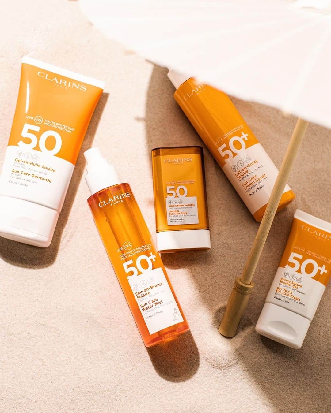 Clarins Franceさんのインスタグラム写真 - (Clarins FranceInstagram)「L'été arrive ! 🌞 Avec Clarins, protégez votre peau tout en sublimant votre bronzage avec des soins haute performance enrichis en plantes qui privilégient aussi le plaisir des sens ✨ ​⁣ Et pour satisfaire tous les goûts, nos solaires se déclinent en différentes textures ! Huile, gel, brume, lait…laquelle choisirez-vous ? 😊⁣ .⁣ .⁣ #Clarins #MonSoinClarins #SmartSunProtection #ClarinsSunCare #SunProtection​」6月22日 17時00分 - clarinsfr