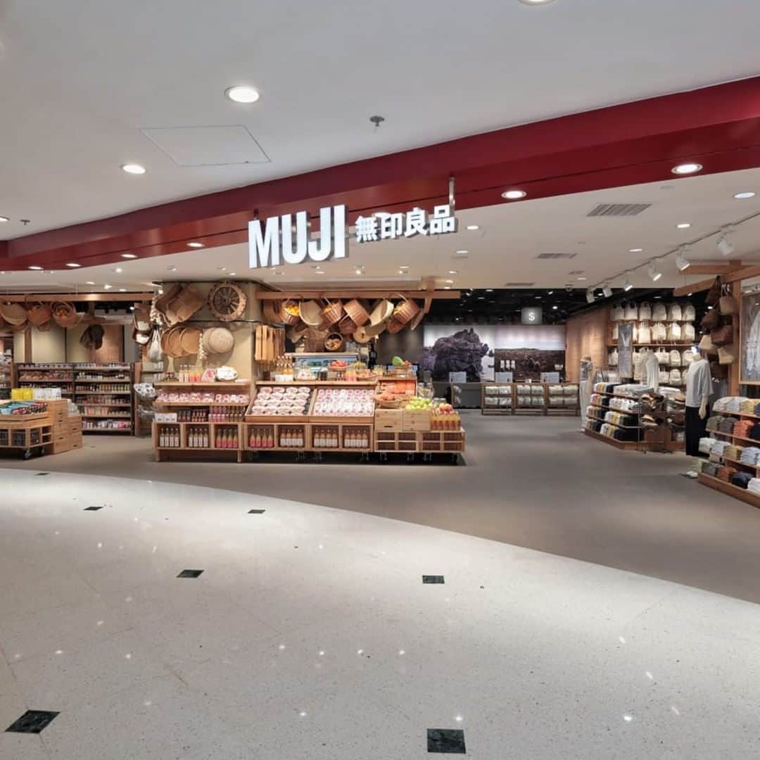 無印良品さんのインスタグラム写真 - (無印良品Instagram)「MUJI Telford Plaza がオープンしました - 6月22日（月）、「MUJI Telford Plaza」が香港最大の売場面積をもってオープンしました。 東九龍エリアの主要な生活圏のひとつである九龍湾に位置するこの店舗は、「食」をテーマにしており、食に関連する新しい商品とサービスの展開を通して、お客様が生産者や生産現場に思いをはせ、食べ物と人との関係を見つめなおすきっかけとなることを目指します。 店内には Café&Meal MUJI を併設し、「素の食」のおいしさを活かした料理の提供に加え、ドリップコーヒー、ベーカリー、軽食テイクアウトなどのサービスをご用意しています。また、青果、調味料などを提供する「食材市場」や、茶葉・お米の量り売りサービスも導入しています。 日々のくらしに寄り添う生活雑貨から衣料品、食品と幅広い商品の販売に加え、MUJI BOOKS、Found MUJI 及び香港初となる刺繡サービスも展開しています。 これからも「MUJI Telford Plaza」は、くらしの「役に立つ」ヒントを提案していきます。 - The Largest MUJI store in Hong Kong, MUJI Telford Plaza, has opened on Monday, June 22nd. This store is located in Kowloon Bay, a densely-populated area and a major cluster of the Kowloon East area. Being the first MUJI store in HK that focuses on food, this store develops new products and services related to food in order to arouse customers’ attention towards the origins and producers of our food, thus contributing to a closer relationship between people and people, and people and the natural environment. Café&Meal MUJI offers meals that bring out the original taste of the ingredients, as well as hand drip coffee, bakery, lunch boxes and takeaway menus. In addition, several new food offerings, such as Food Market that introduces farm-to-table items and Tea & Rice Ordering service, are also available at this store. Meanwhile, the store features the most comprehensive merchandise range and services, such as MUJI BOOKS, Found MUJI and the first Embroidery service in Hong Kong. MUJI Telford Plaza will continue to provide daily goods that are truly fundamental to day-to-day life. - - #無印良品 #MUJI #MUJITelfordPlaza #CaféandMealMUJI #FoundMUJI #MUJIBOOKS #FoodMarket」6月22日 17時00分 - muji_global